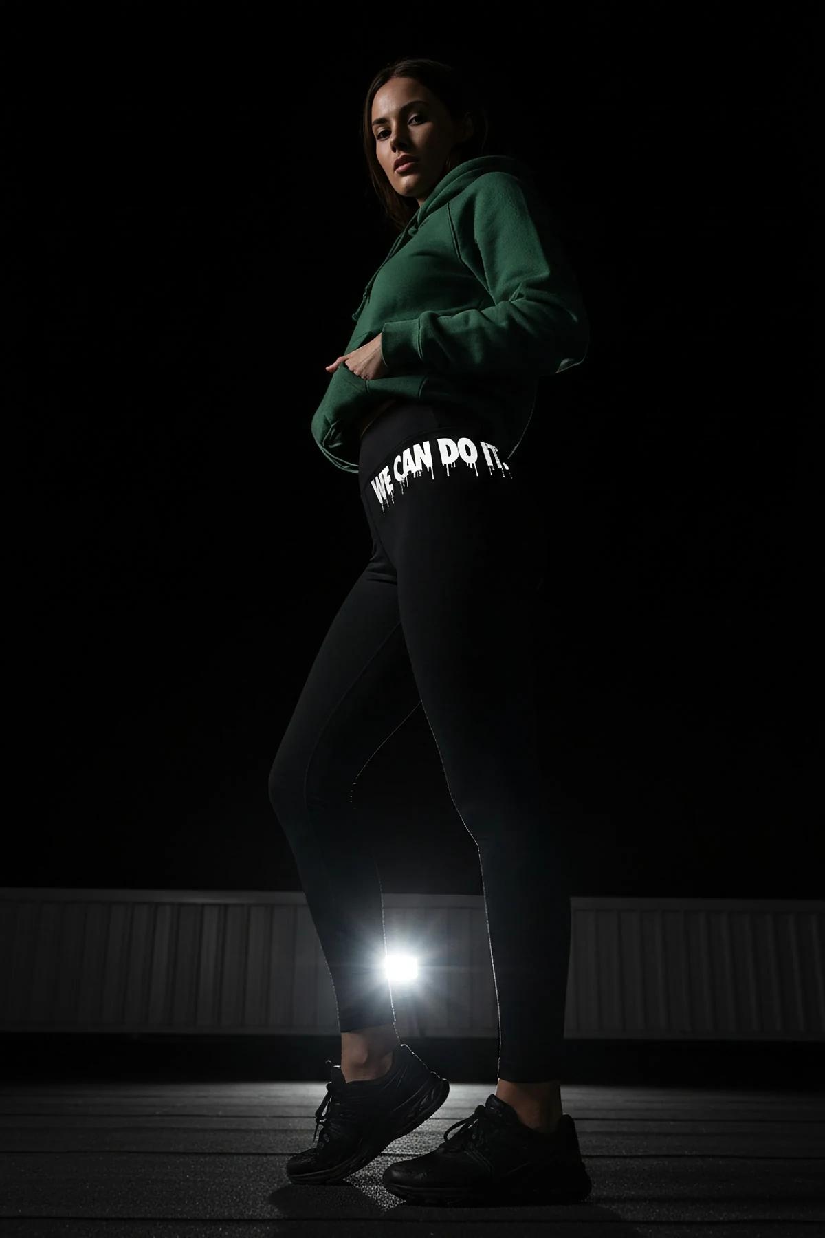gece koşusu siyah reflektörlü tayt motivasyon yazılı bacak detayı beyaz yansıma