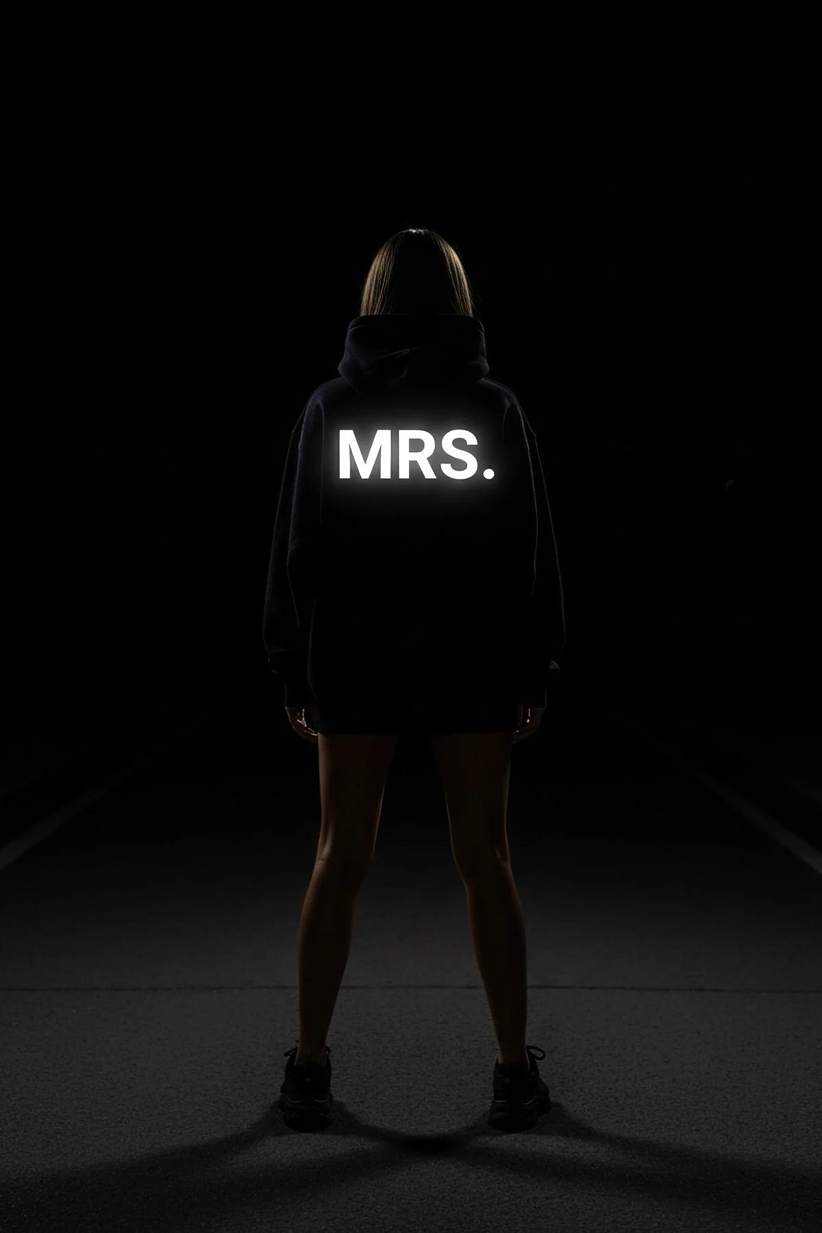 MR. MRS. reflektörlü sweatshirt set siyah flaş ışığında baskı parlaması detay