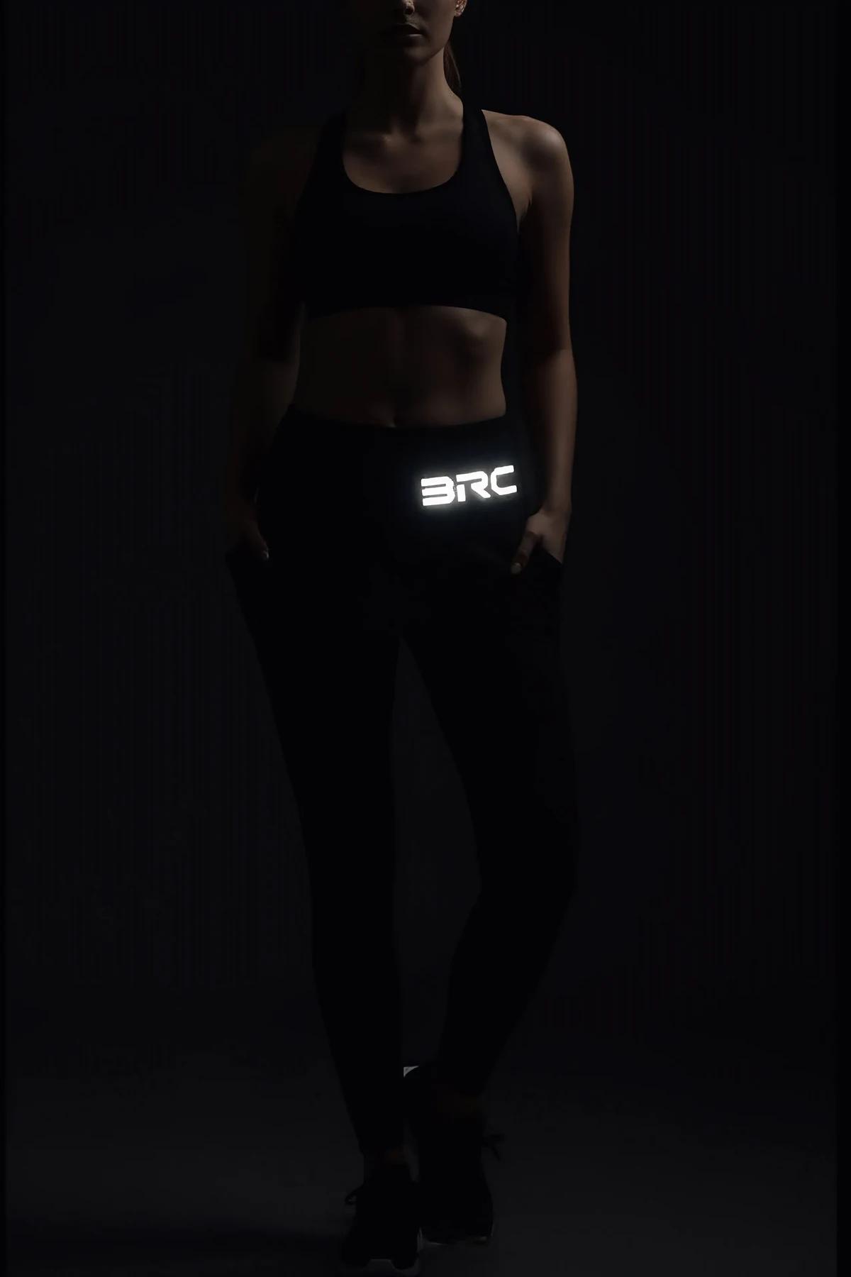 Siyah yüksek bel spor tayt BRC reflektör logo sol uyluk yakın çekim