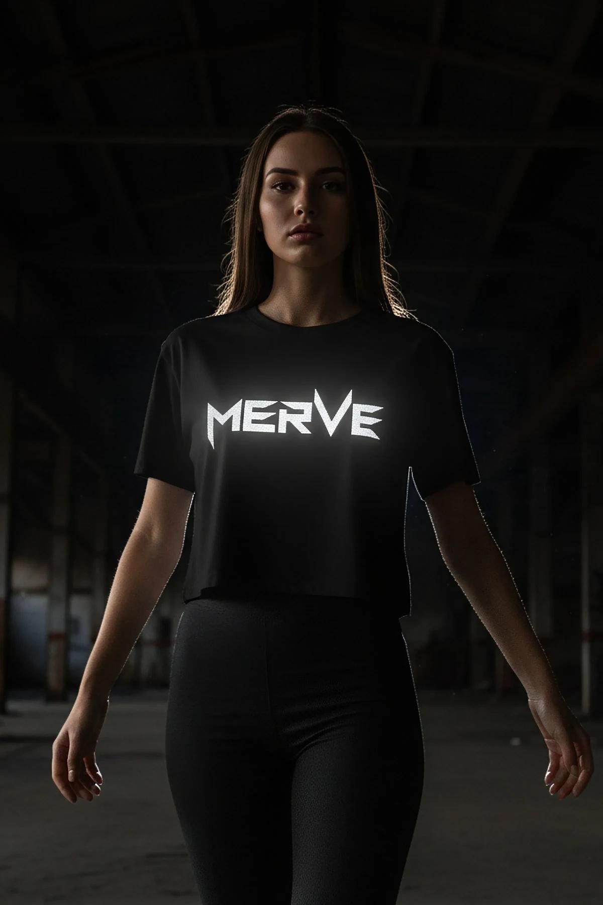 reflektörlü oversize tişört siyah MERVE isim baskılı göğüs hizasında parlayan gümüş yazı