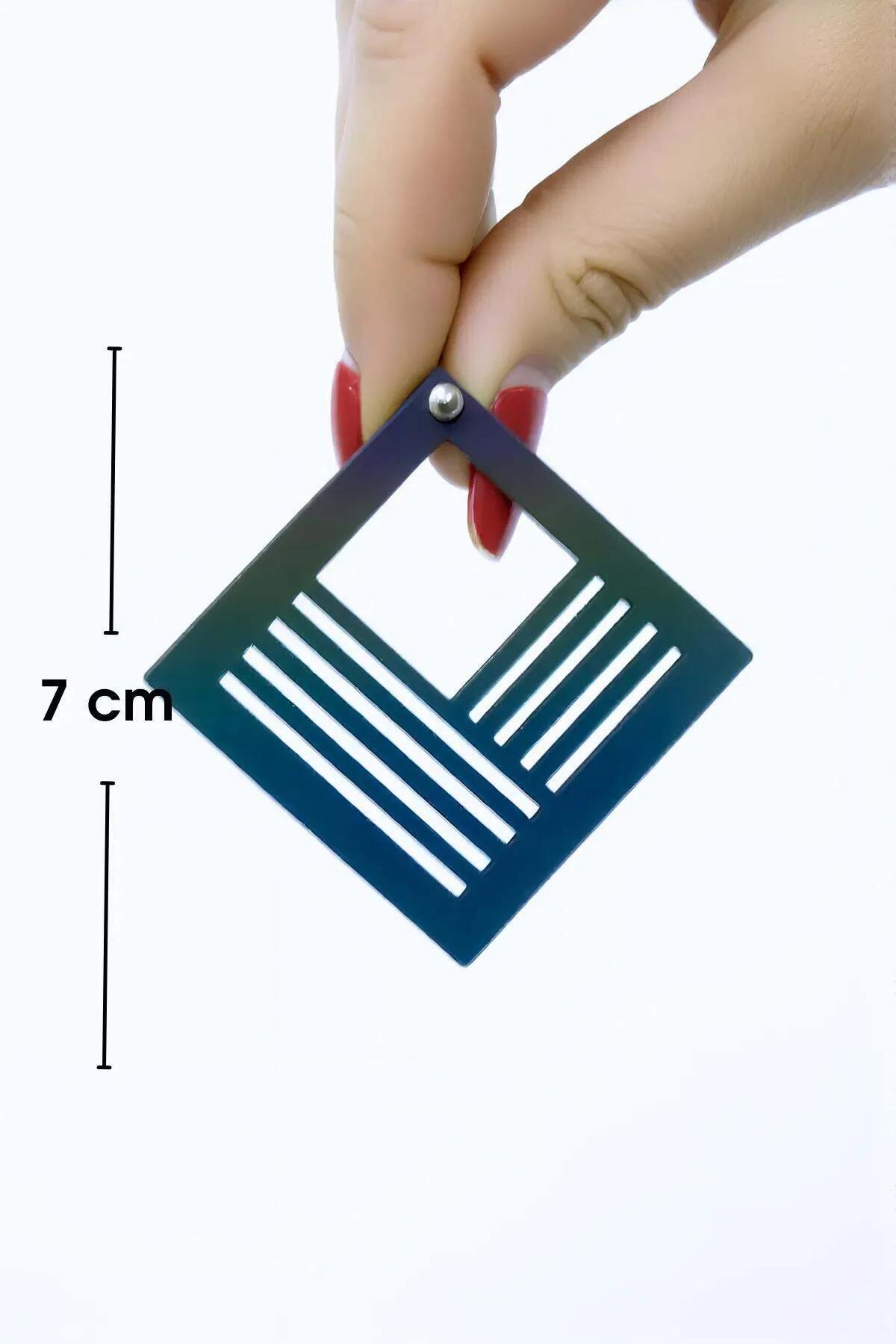 Beyaz lazer kesim kare küpe yakın çekim geometrik çizgi detay