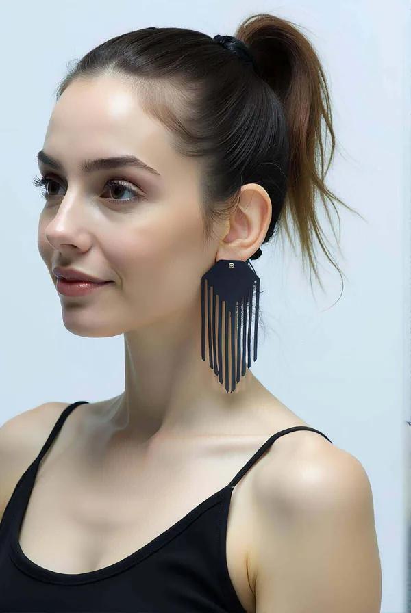 Siyah mat vegan deri lazer kesim dikey şeritli püsküllü sarkıt küpe, gold stud bağlantı