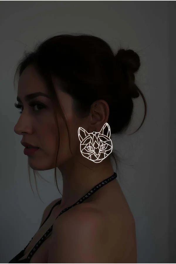 beyaz reflektörlü geometrik kedi yüzü küpe lazer kesim karanlıkta parlayan büyük boy aksesuar