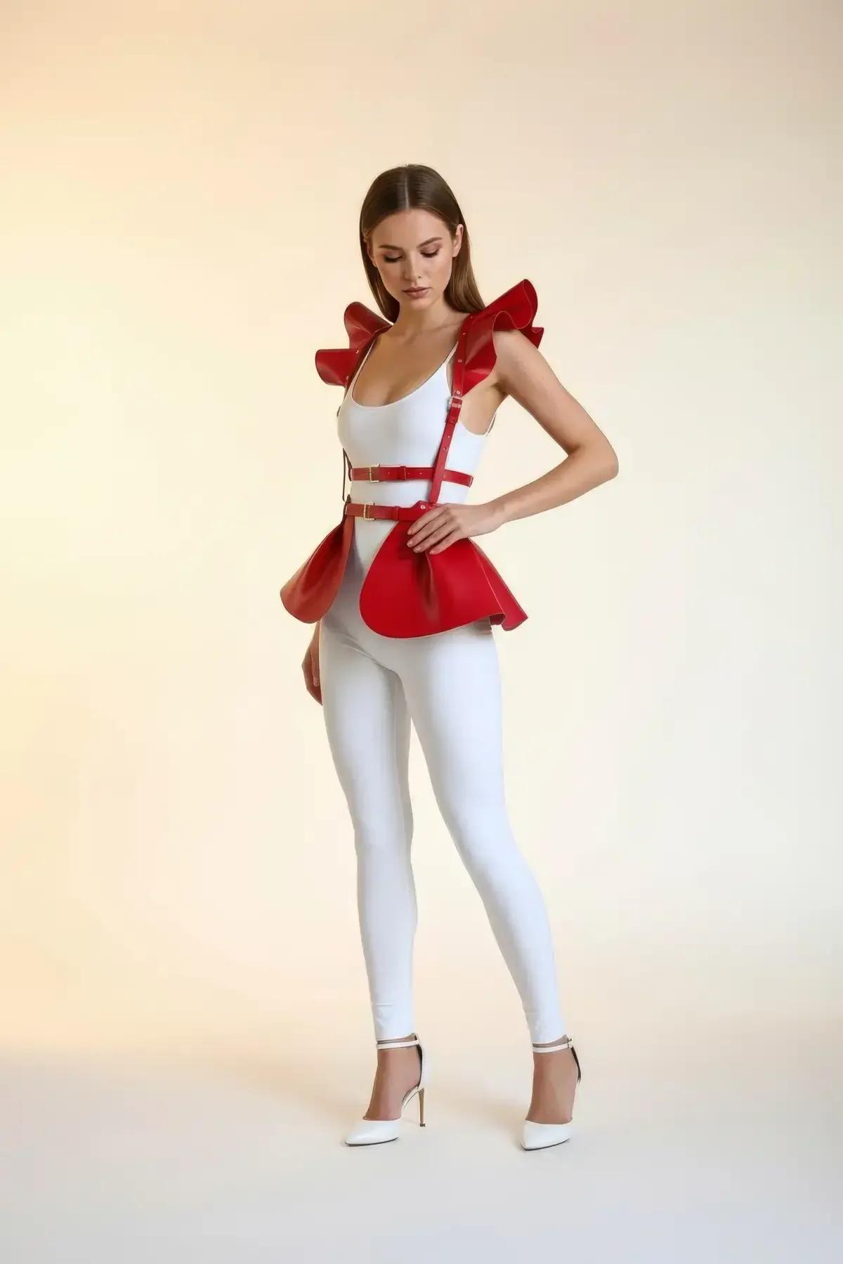 bel tokalı kırmızı peplum harness ön görünüm, metal alaşım toka detayı