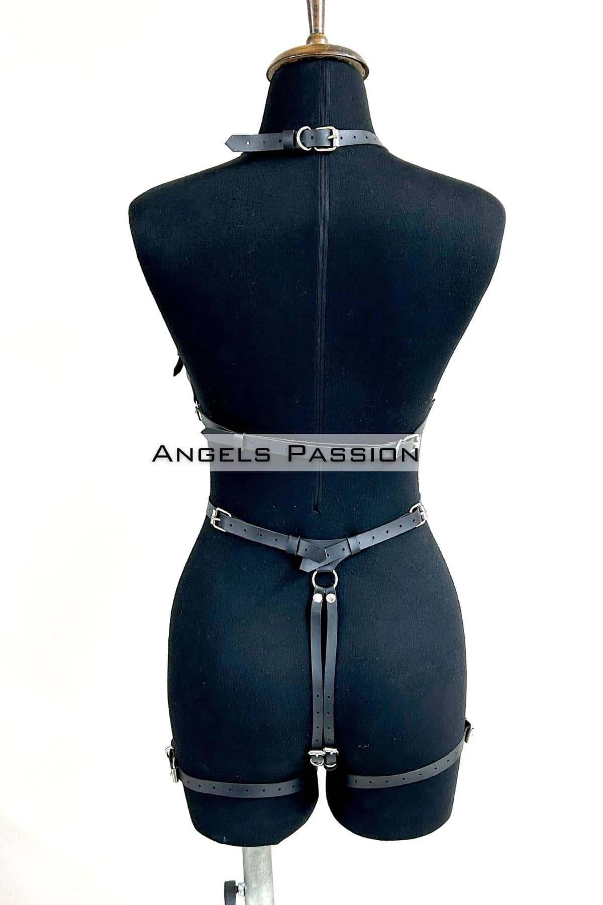 zincirli uyluk kelepçeli siyah harness beyaz bodysuit üzerine stil kombinasyonu
