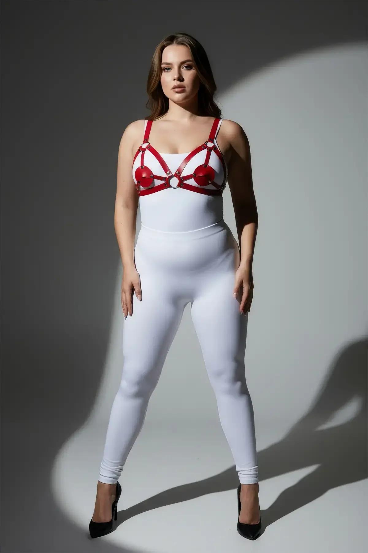 kırmızı harness deri kaplı yuvarlak disk aksesuar göğüs kupası detayı