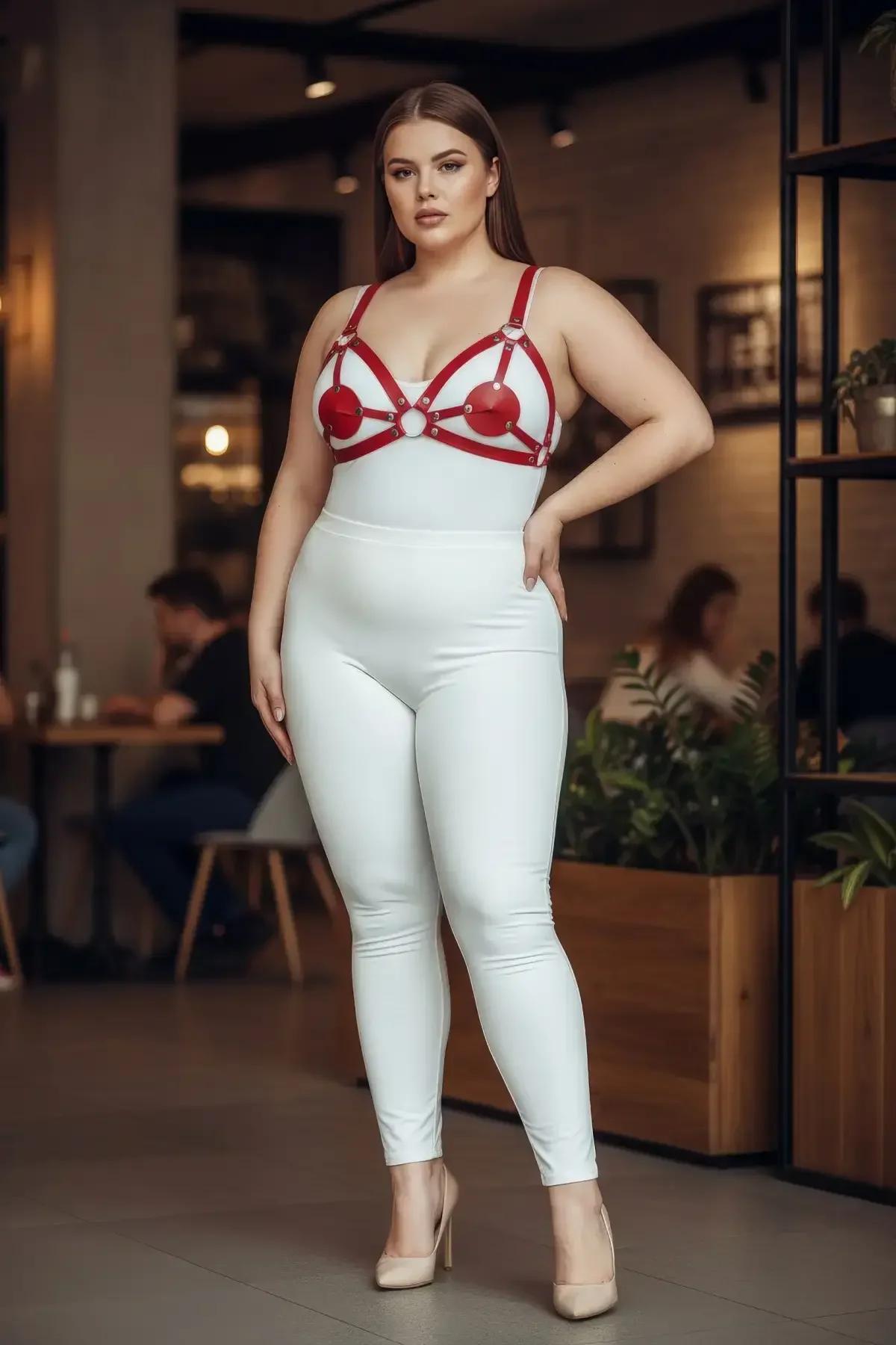 ayarlanabilir omuz askılı kırmızı fantezi harness takım yan görünüm