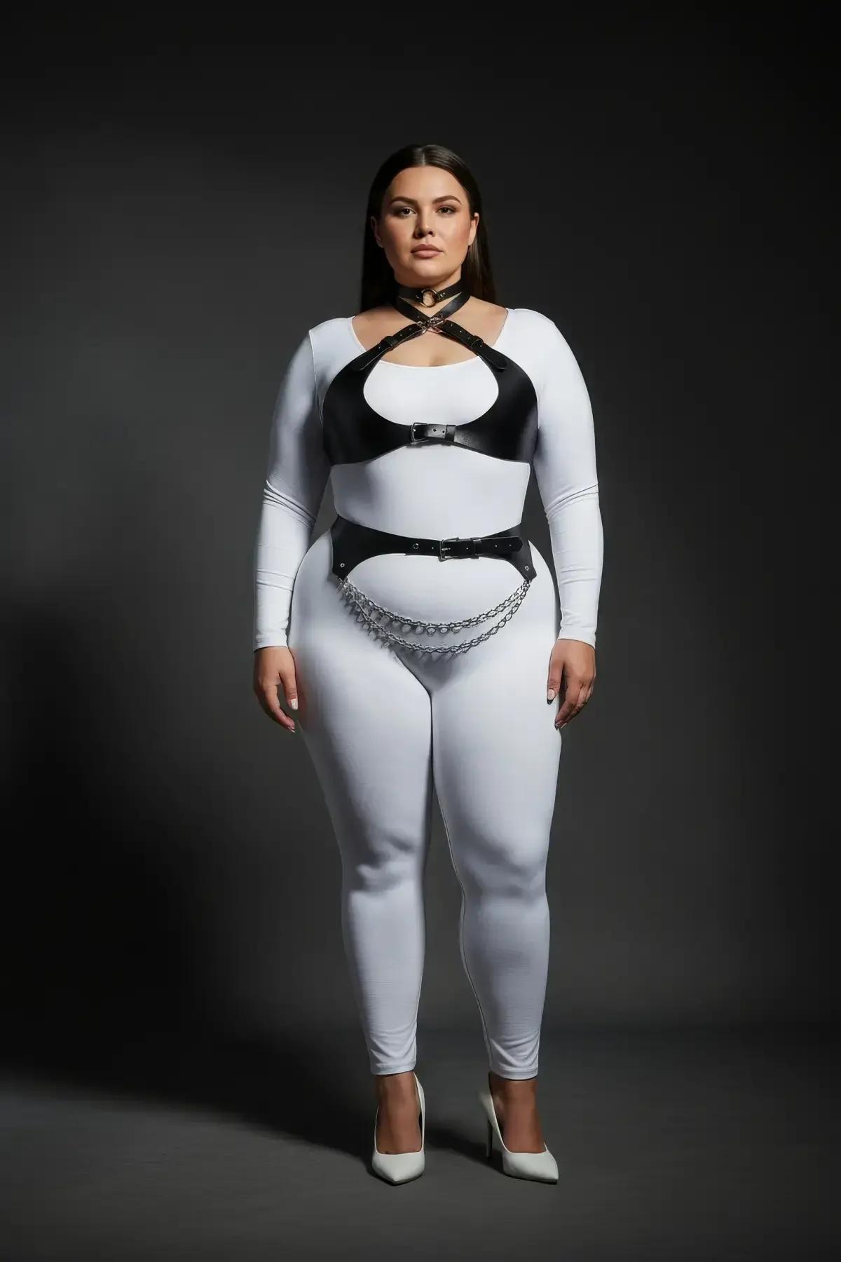 siyah deri görünümlü kadın harness takım beyaz tayt üzerine giyim kombini tam boy