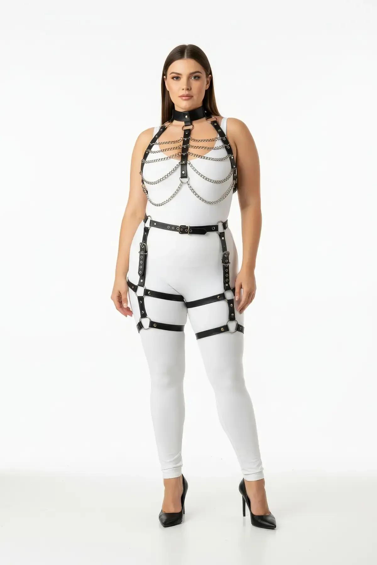 siyah harness üst parça göğüste üç sıra sallanan gümüş zincir ve choker detayı