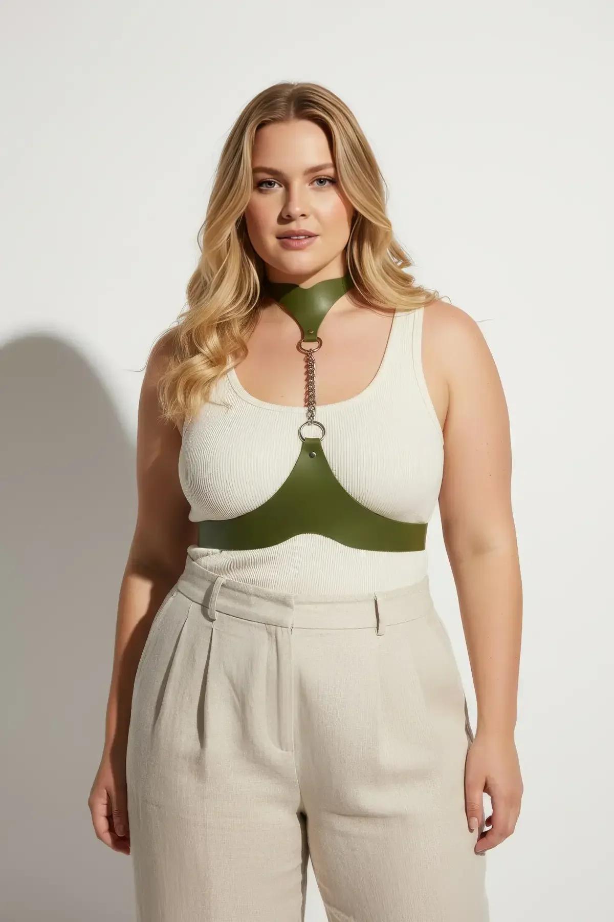 haki vegan deri harness metal toka ve zincir donanım yakın çekim detay
