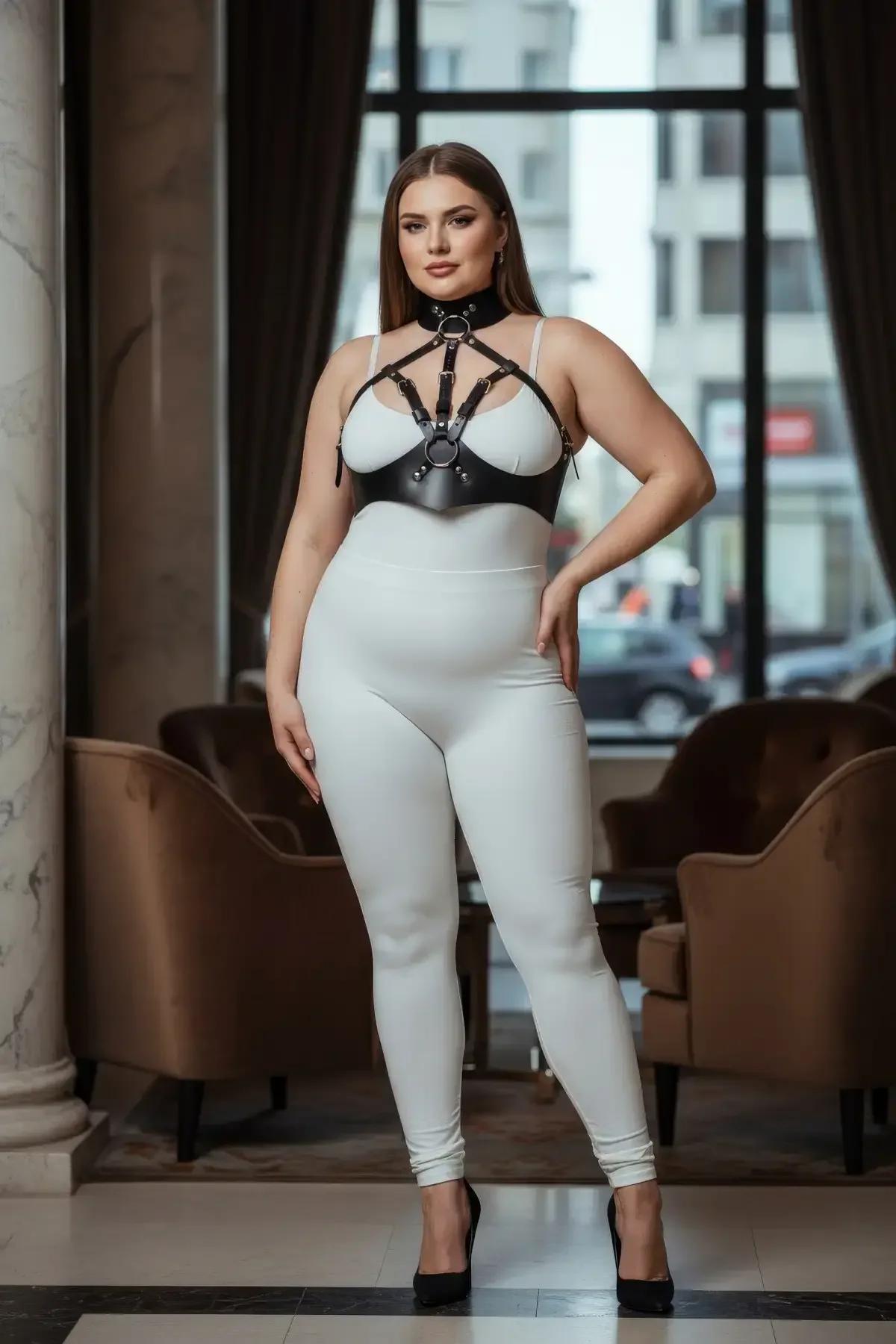 yüksek yakalı siyah vegan deri harness kayış yapısı ve gümüş metal toka yakın plan