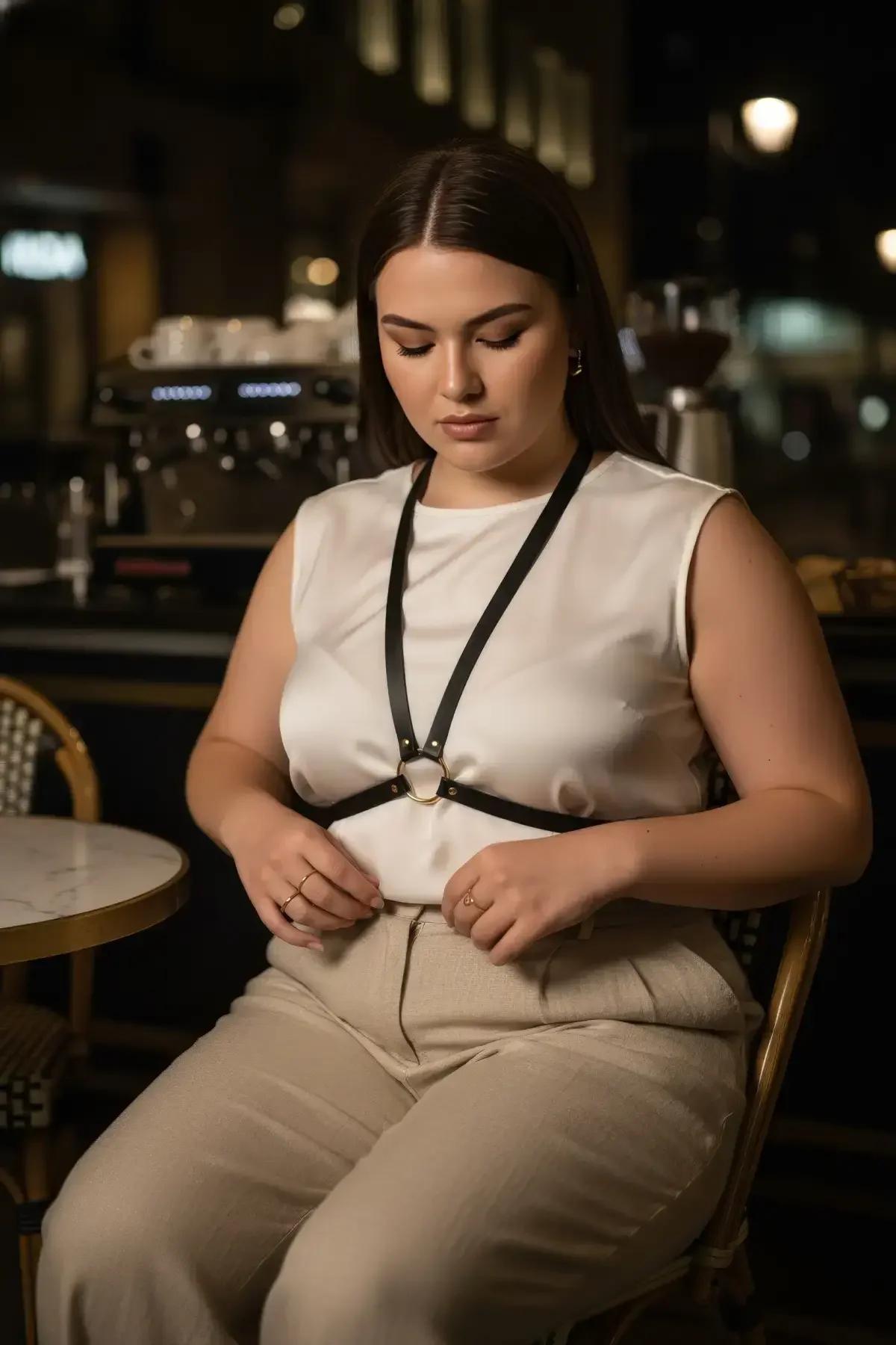 siyah deri harness yan profil şerit genişliği 1,5 cm ince profil görünümü