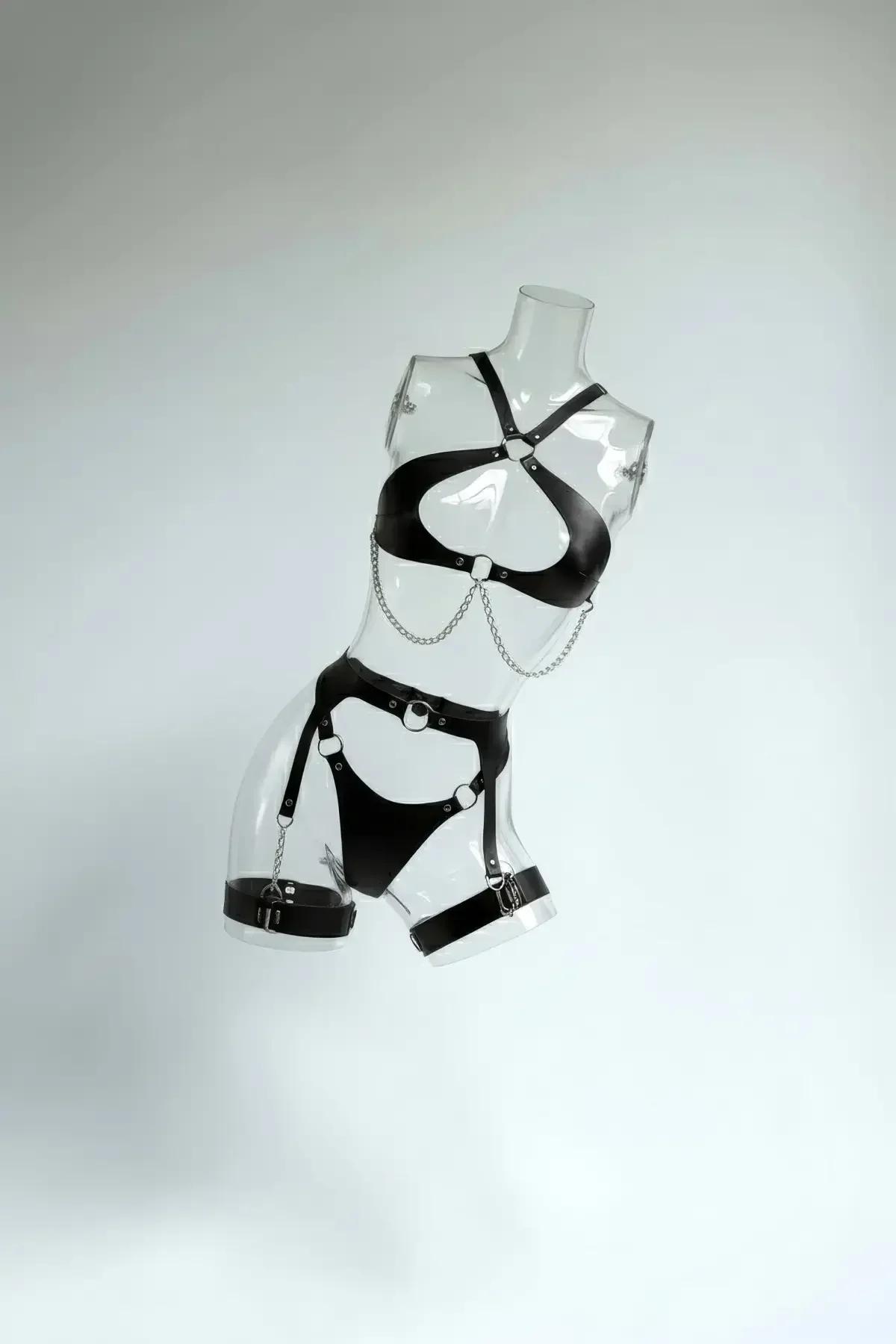 siyah suni deri harness takım gümüş zincir ve O-ring detaylı jartiyerli 5 parça set manken üzerinde