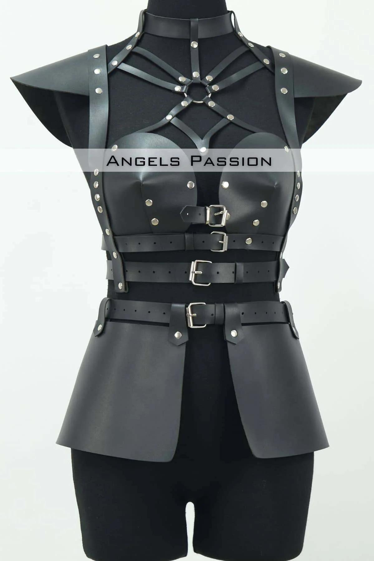 kırmızı deri harness omuz epaulet köşeli yapısal form perçin detayı