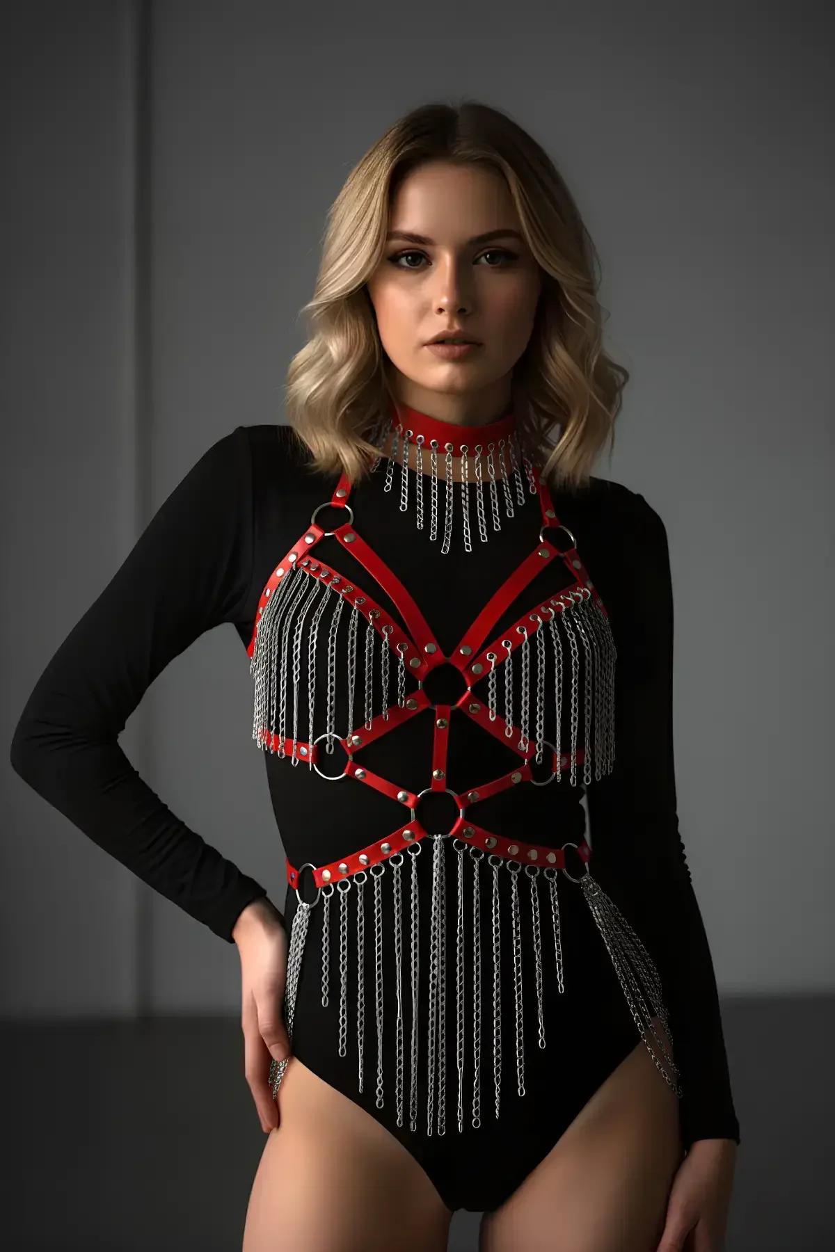kırmızı PU deri harness göğüs bandı gümüş O-ring ve perçin detayı yakın çekim
