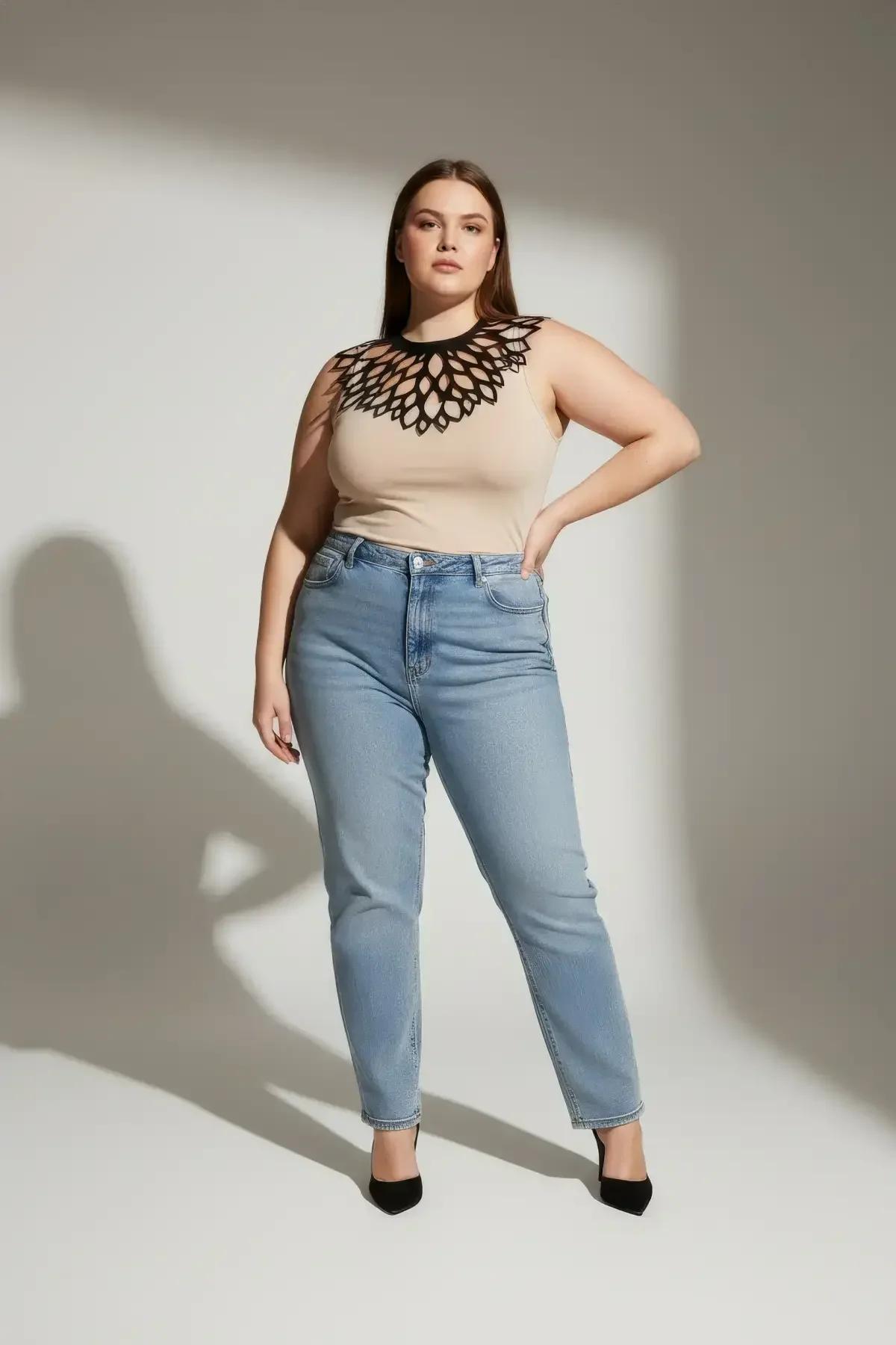 Büyük beden siyah choker krem bluz ve bol pantolon kombin