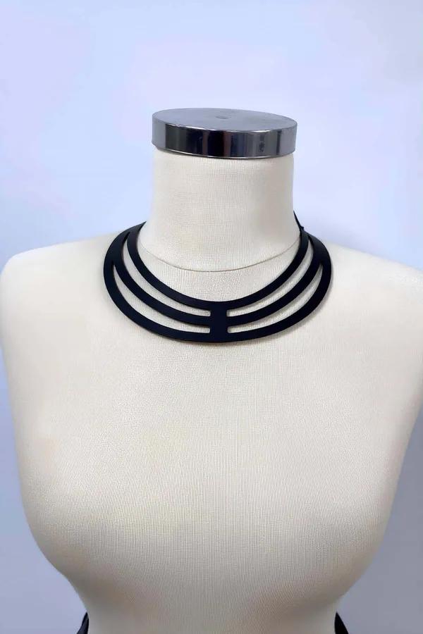 siyah vegan deri choker üç bantlı geometrik kafes kesim kolye manken üzerinde