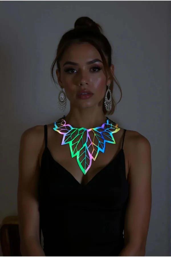 Rainbow reflektörlü büyük yaprak choker kolye lazer kesim, siyah elbise üzerinde gökkuşağı yansımalı gece görünümü