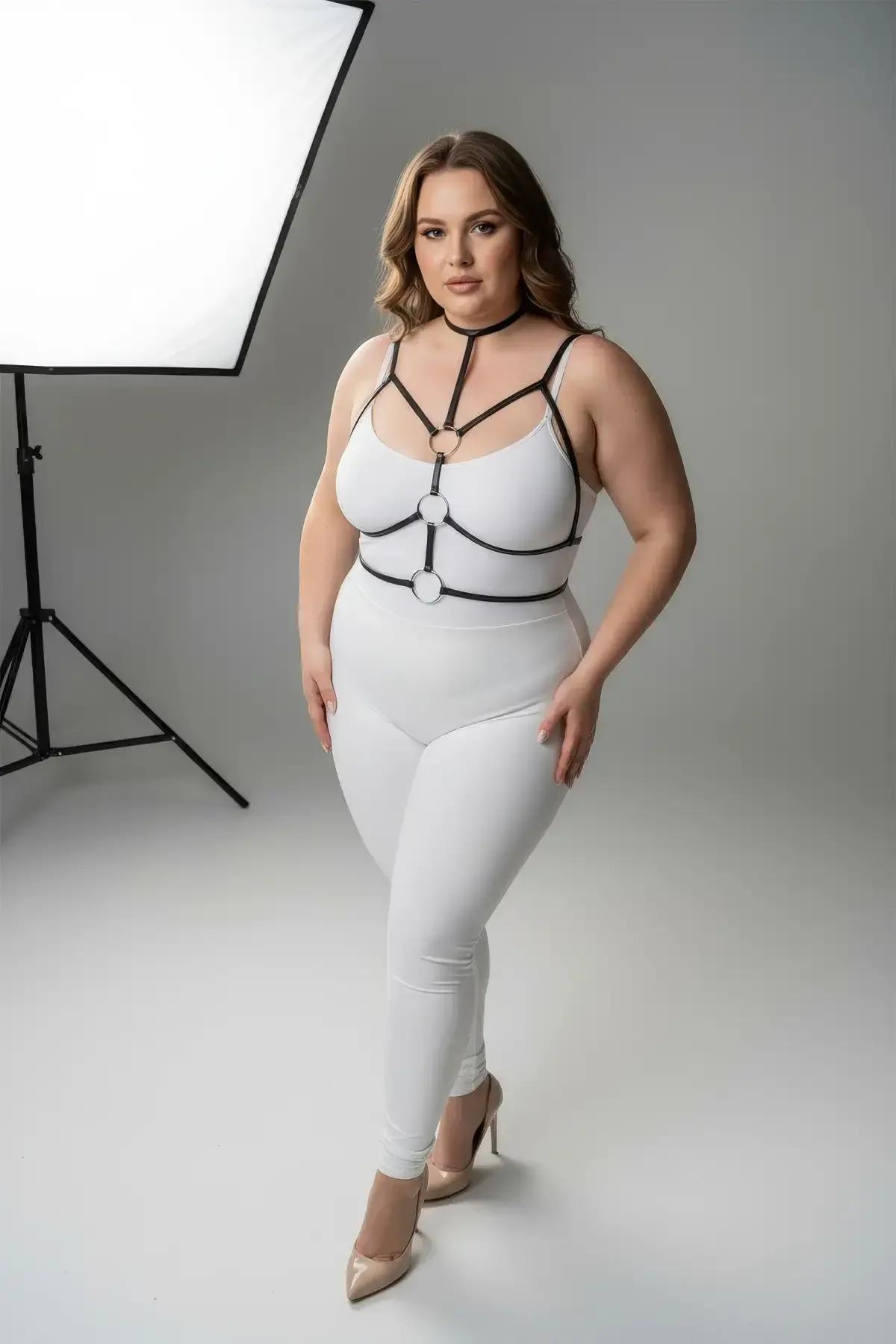 siyah elastik harness 3 gümüş O-halka yakın çekim, büyük beden kadın aksesuar