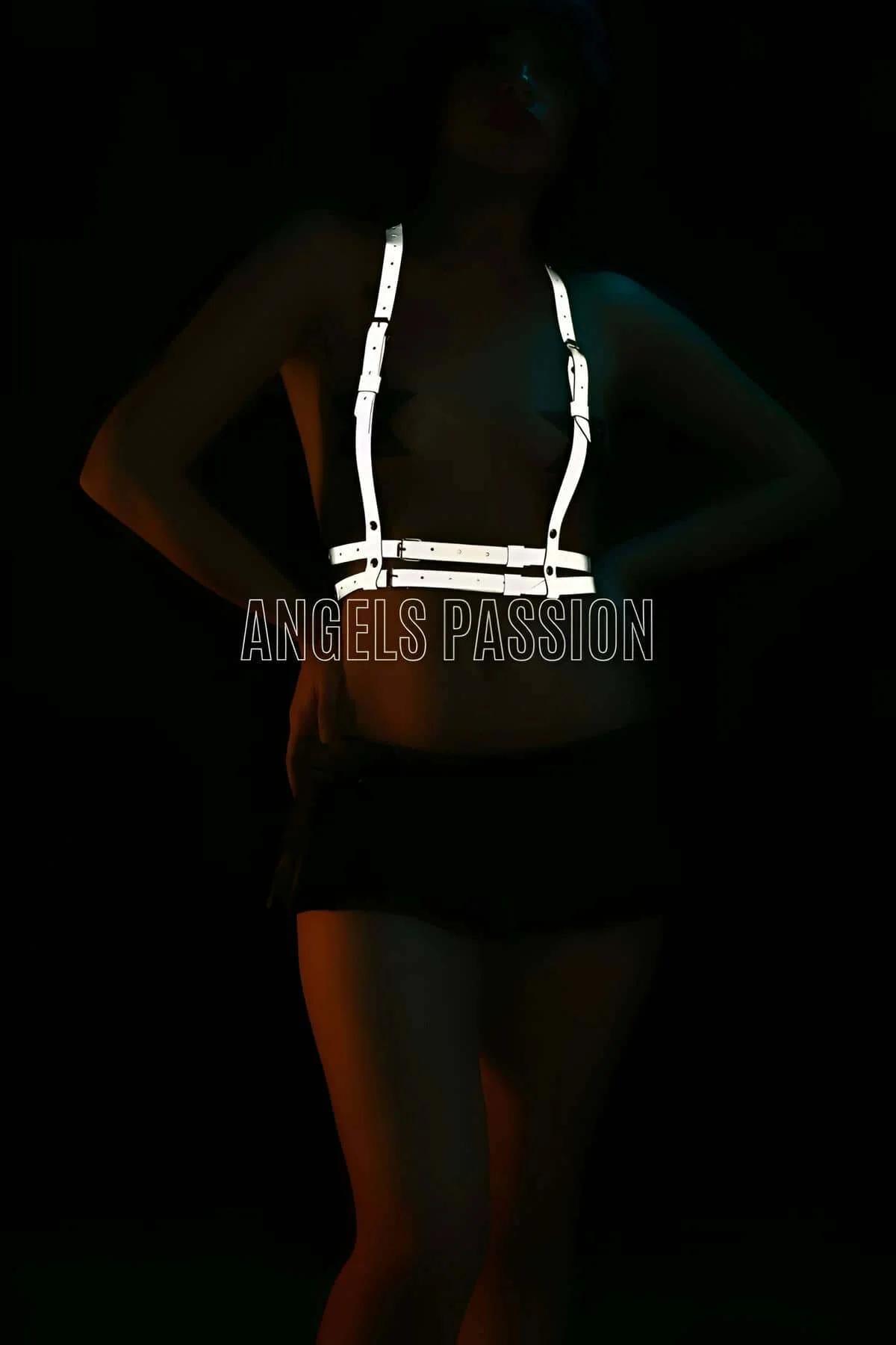 reflektörlü göğüs harness metal toka detayı ayarlanabilir bant yapısı