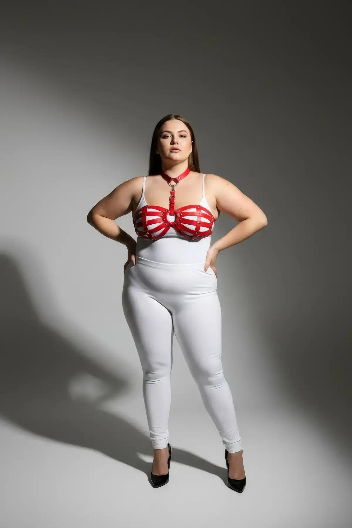 kırmızı PU deri harness ön görünüm kafes yapısı ve metal halka detayı büyük beden