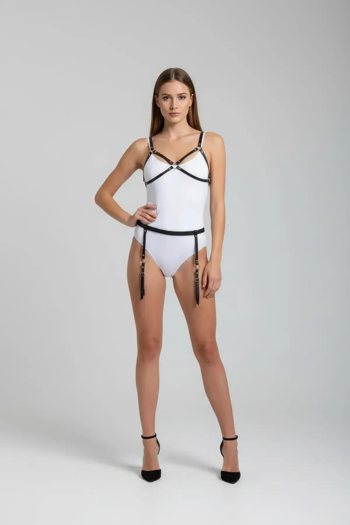 Siyah harness takım bel bandı ve krom tokalar ön görünüm detayı