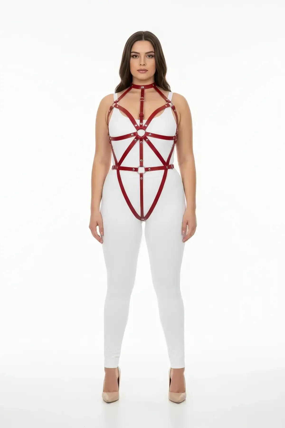 Kırmızı PU deri harness takım beyaz zemin üzerinde L-4XL büyük beden model, ön görünüm
