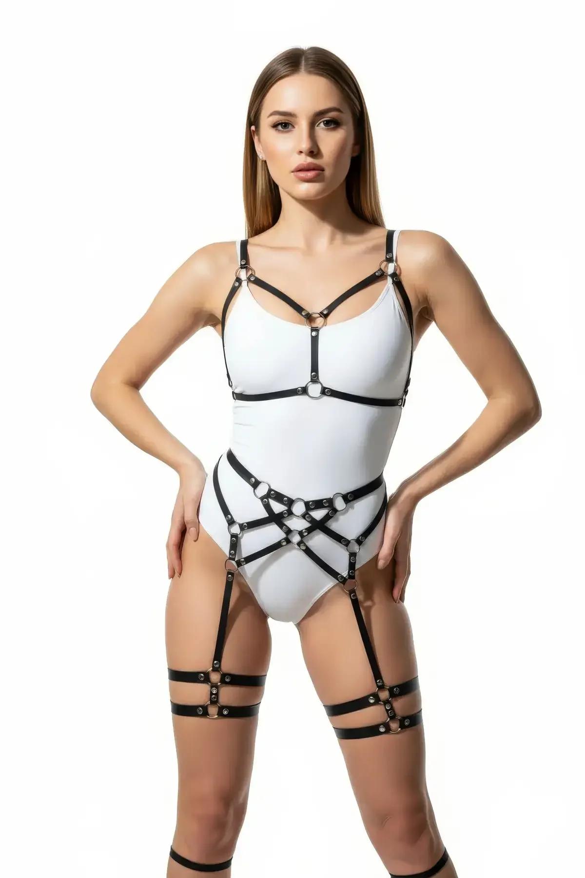 siyah harness bel ve kalça çapraz bantları metal O halka ön cephe detayı