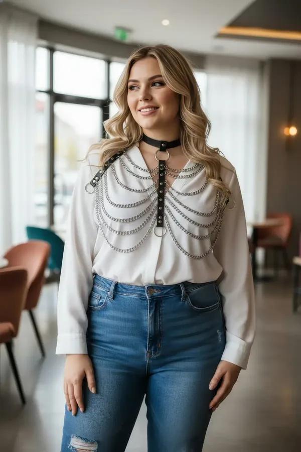siyah vegan deri göğüs harness gümüş çoklu zincir katmanlı büyük beden modeli üzerinde