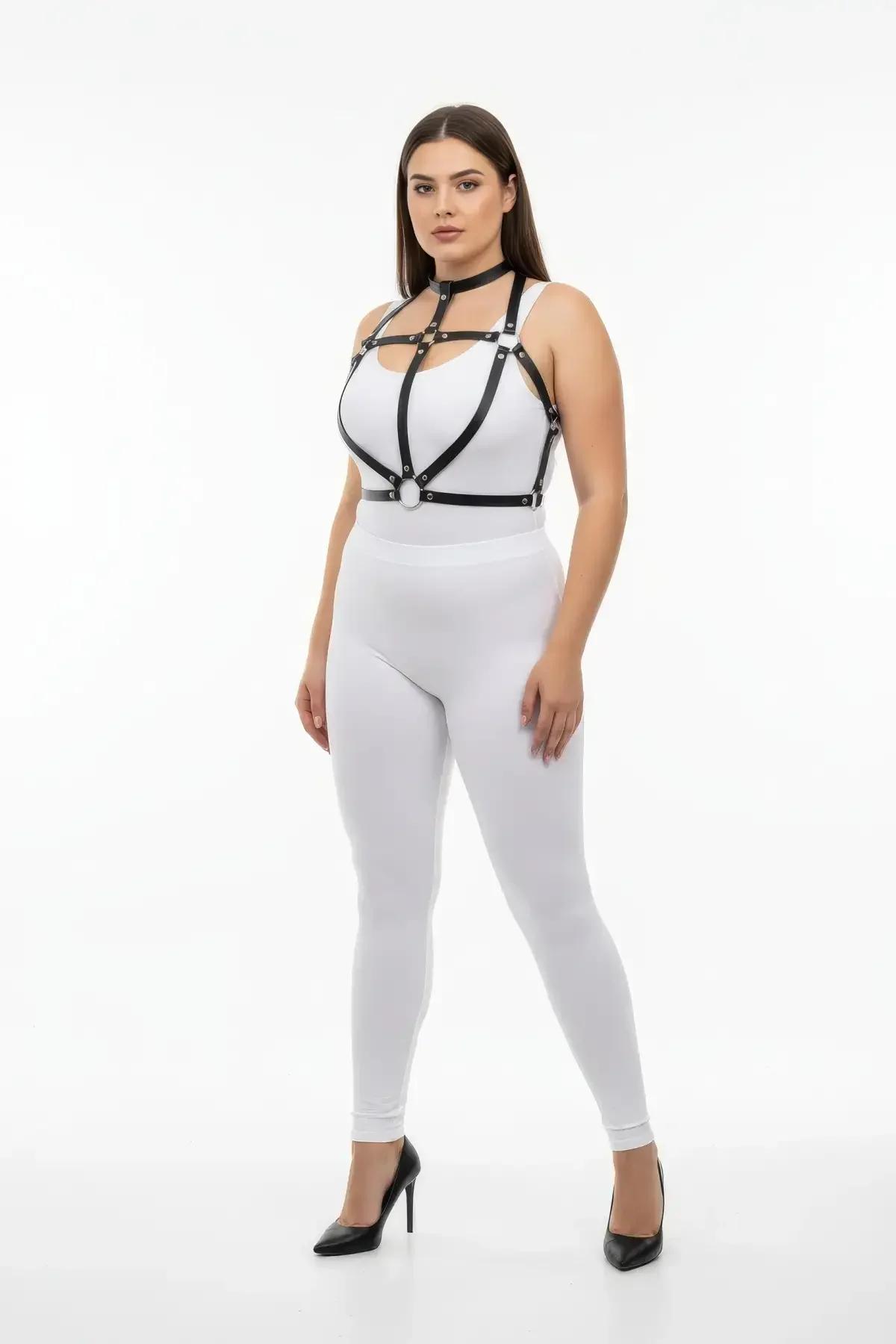 siyah PU deri harness choker bant ve gümüş metal halkalar yakın çekim
