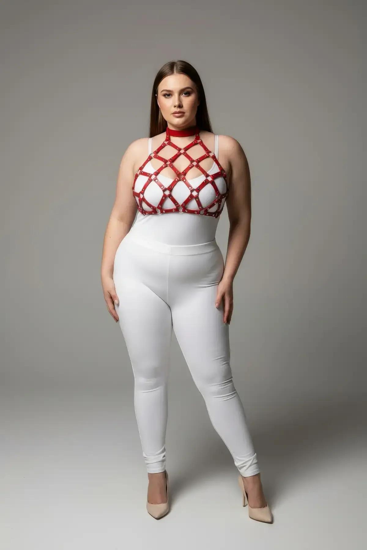Büyük beden kadın kırmızı harness takımı halter boyun bağlantısı ve sırt görünümü