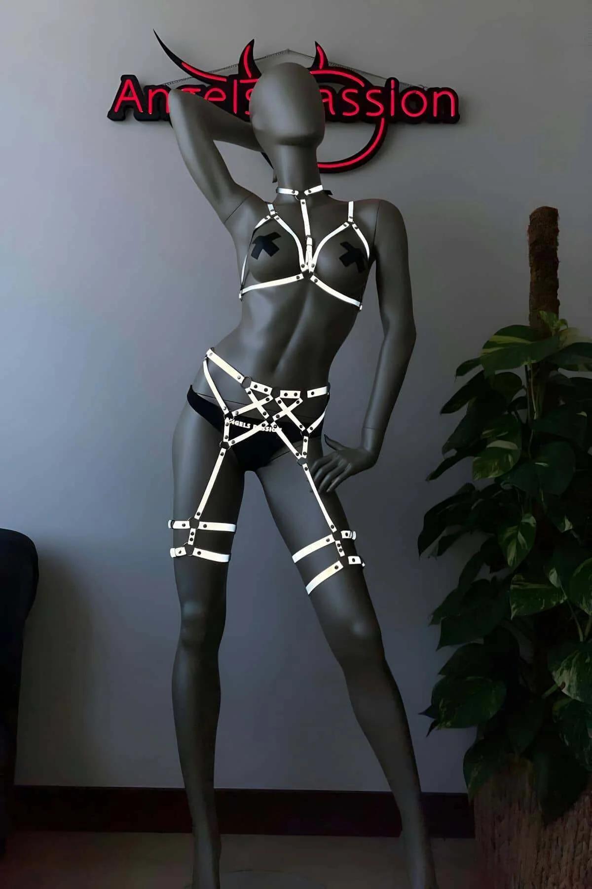 Dual thigh strap bands of reflective harness set adjusted around upper thigh in dark setting
