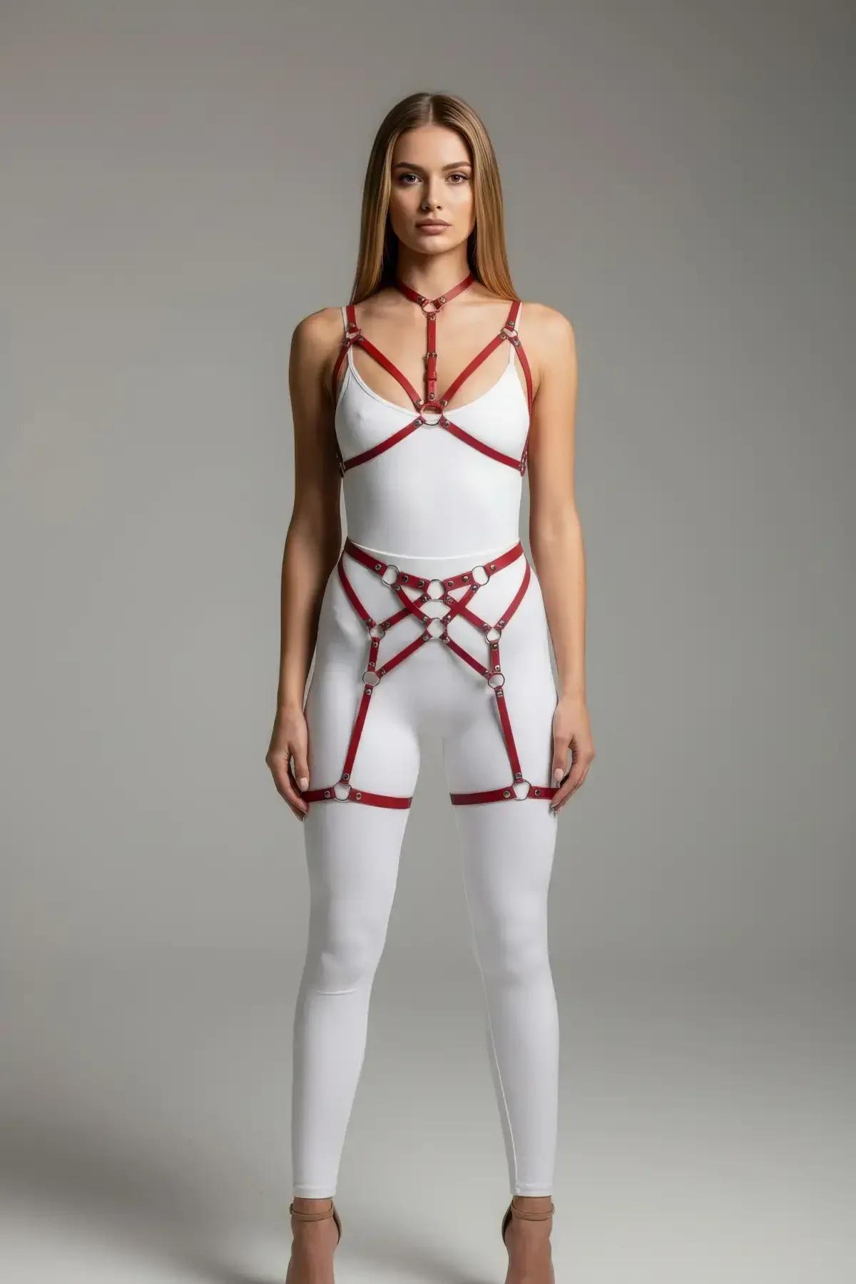 Boyunluklu kırmızı harness beyaz bodysuit üzerinde ön cephe tam vücut görünümü