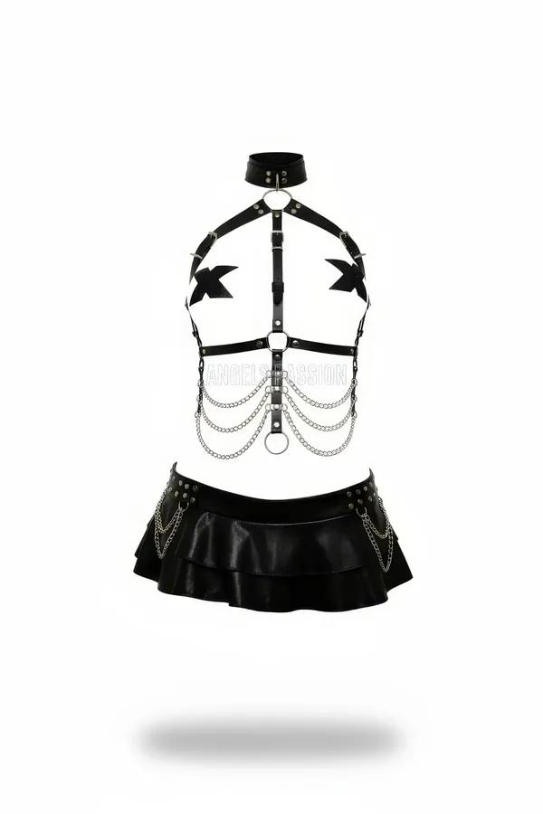 Zincir detaylı siyah PU deri vücut harness ve fırfırlı mini etek kombin, gümüş O-ring ve çoklu sarkık zincir aksamlı