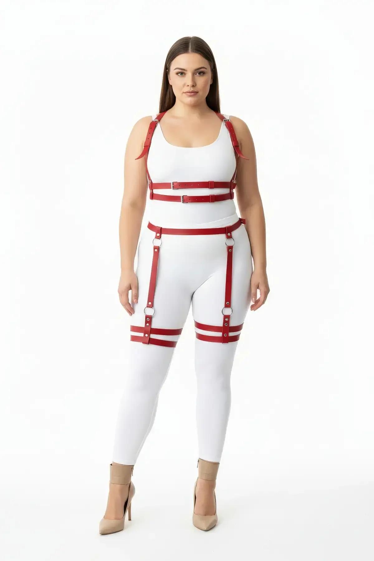 kırmızı suni deri göğüs harness torso üzerinde gümüş toka detayı önden görünüm