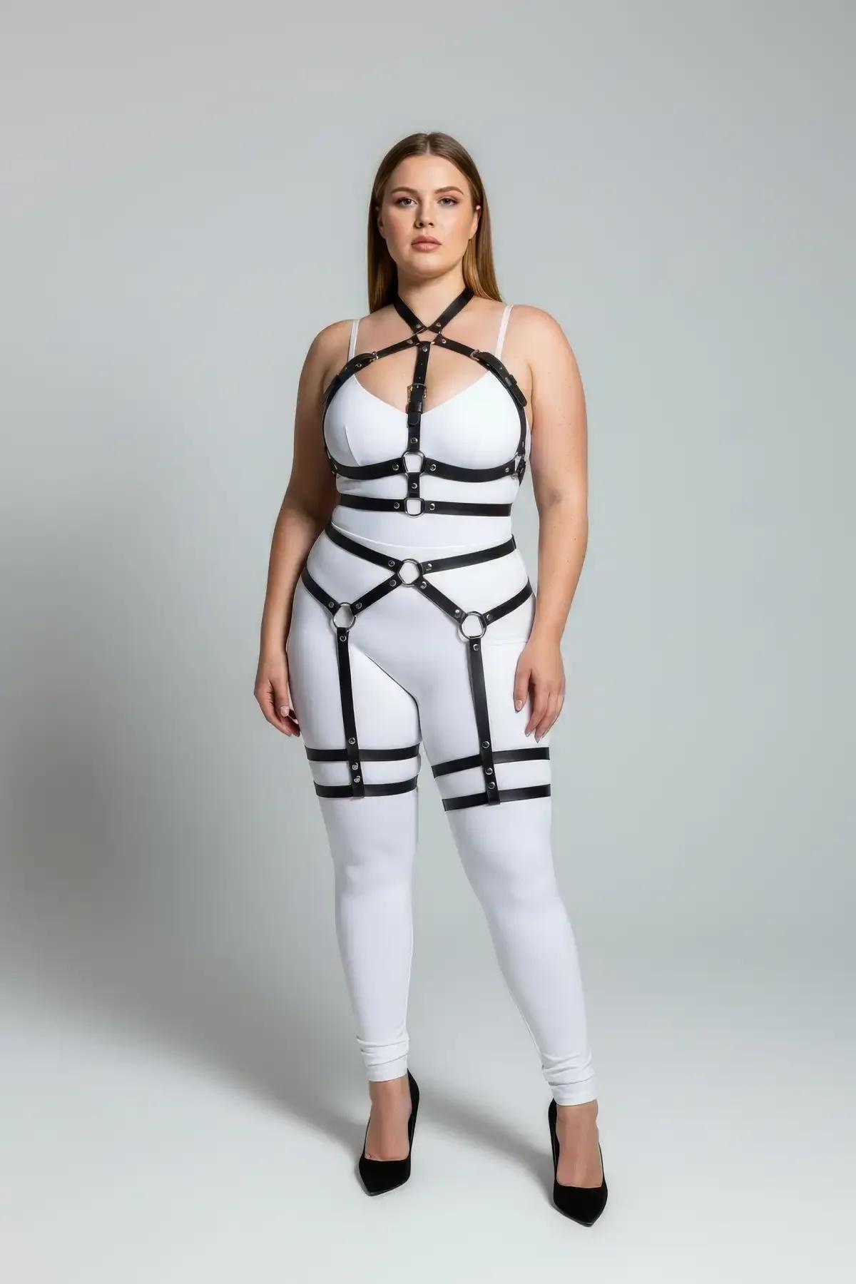 büyük beden siyah harness aksesuar göğüs köprüsü halter boyun straplı ön cephe detayı