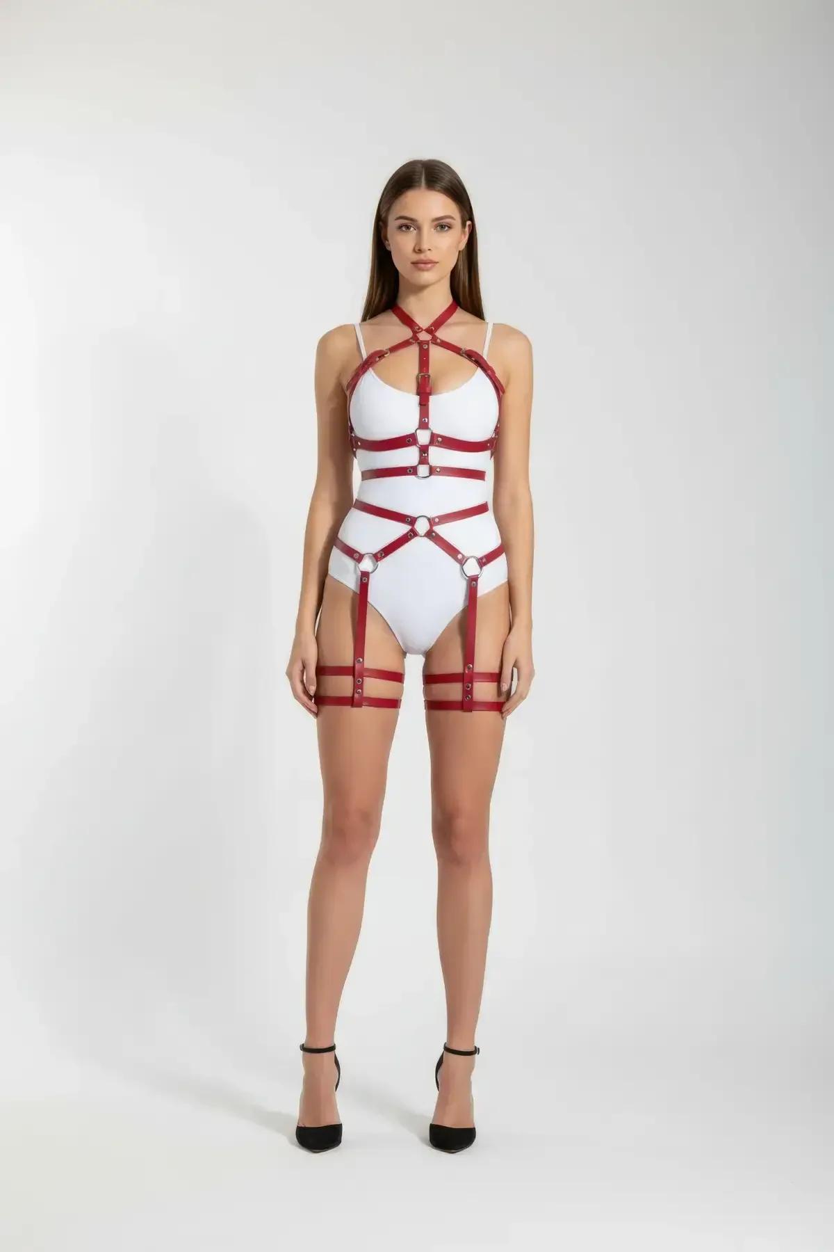 Kırmızı harness takım ön görünüm göğüs bandajı ve bel çerçevesi gümüş metal toka detayı