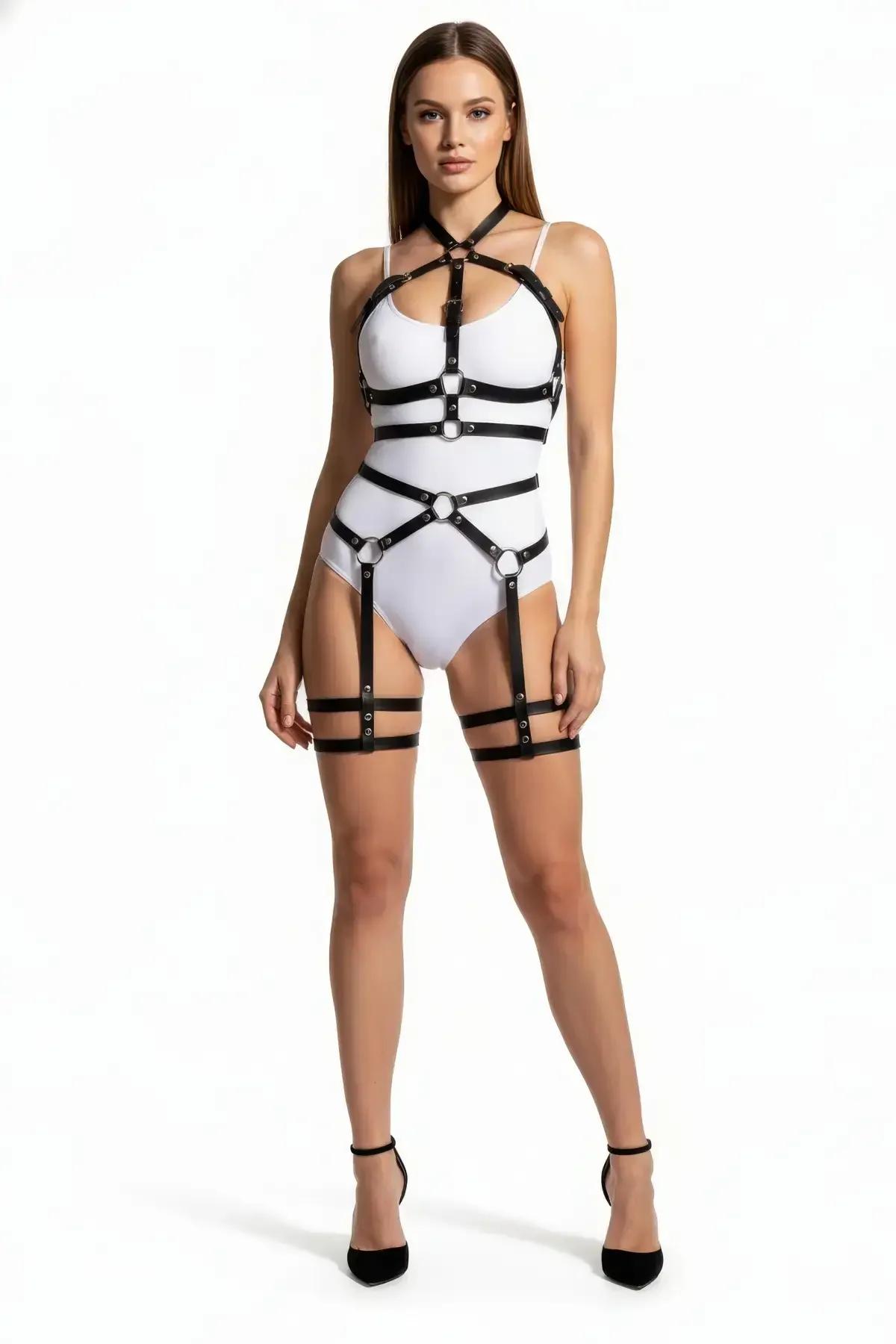 Faux leather siyah harness bacak bantları jartiyer detayı yan açı