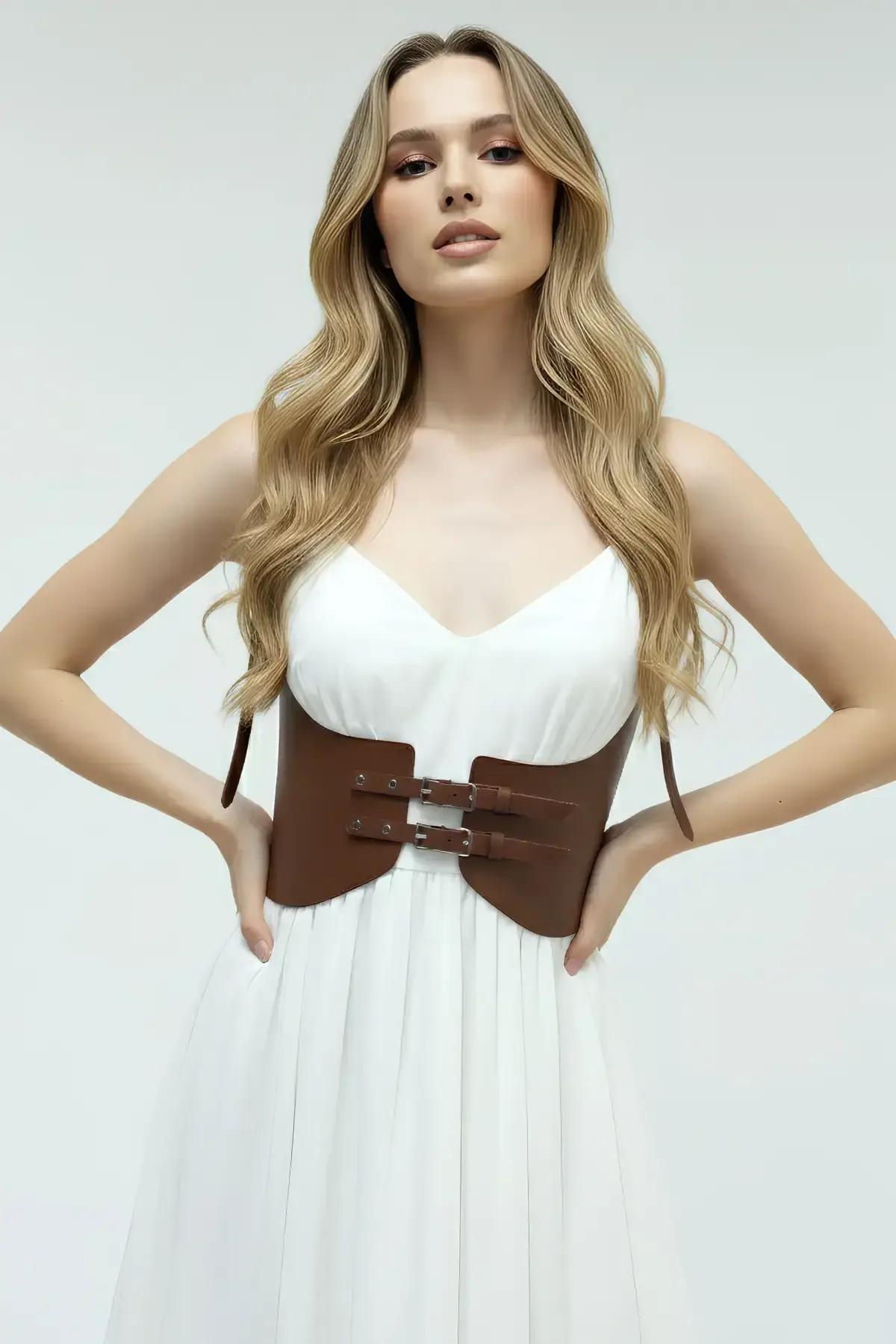 Kahverengi korse kemer arka görünüm, omuz askısı ve faux leather doku detayı