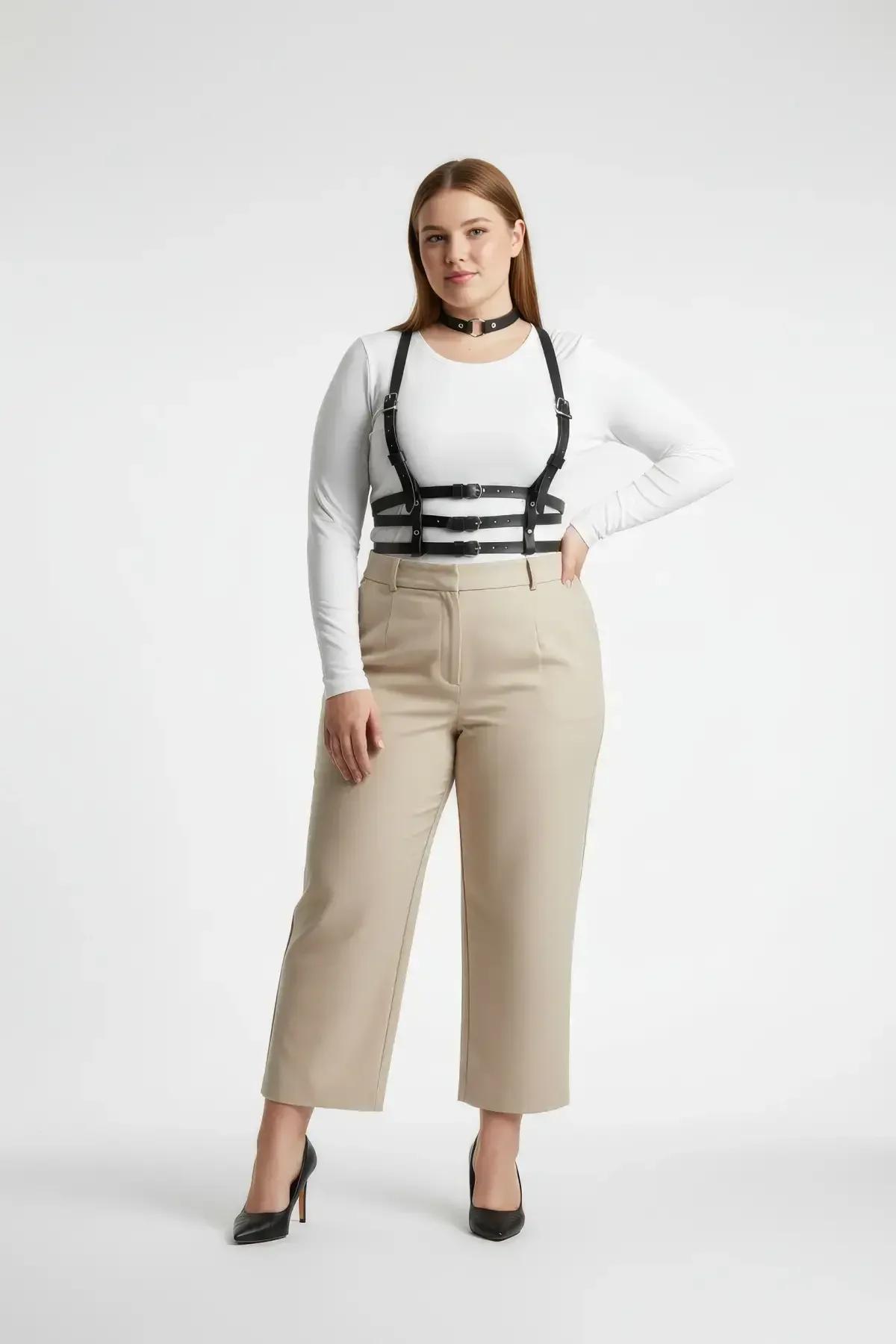 büyük beden siyah PU deri harness beyaz tanktop üzerinde sokak kombininde
