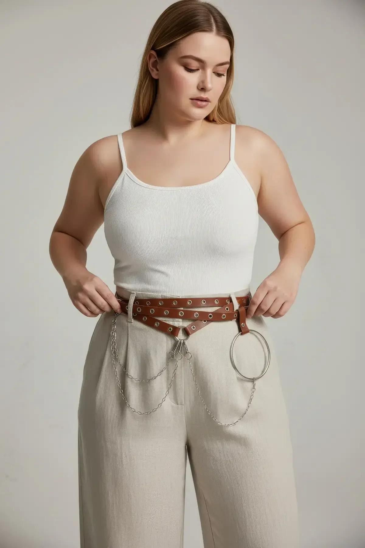 Plus size model beyaz bluz bej etek üzerine kahverengi O-halkalı kemer