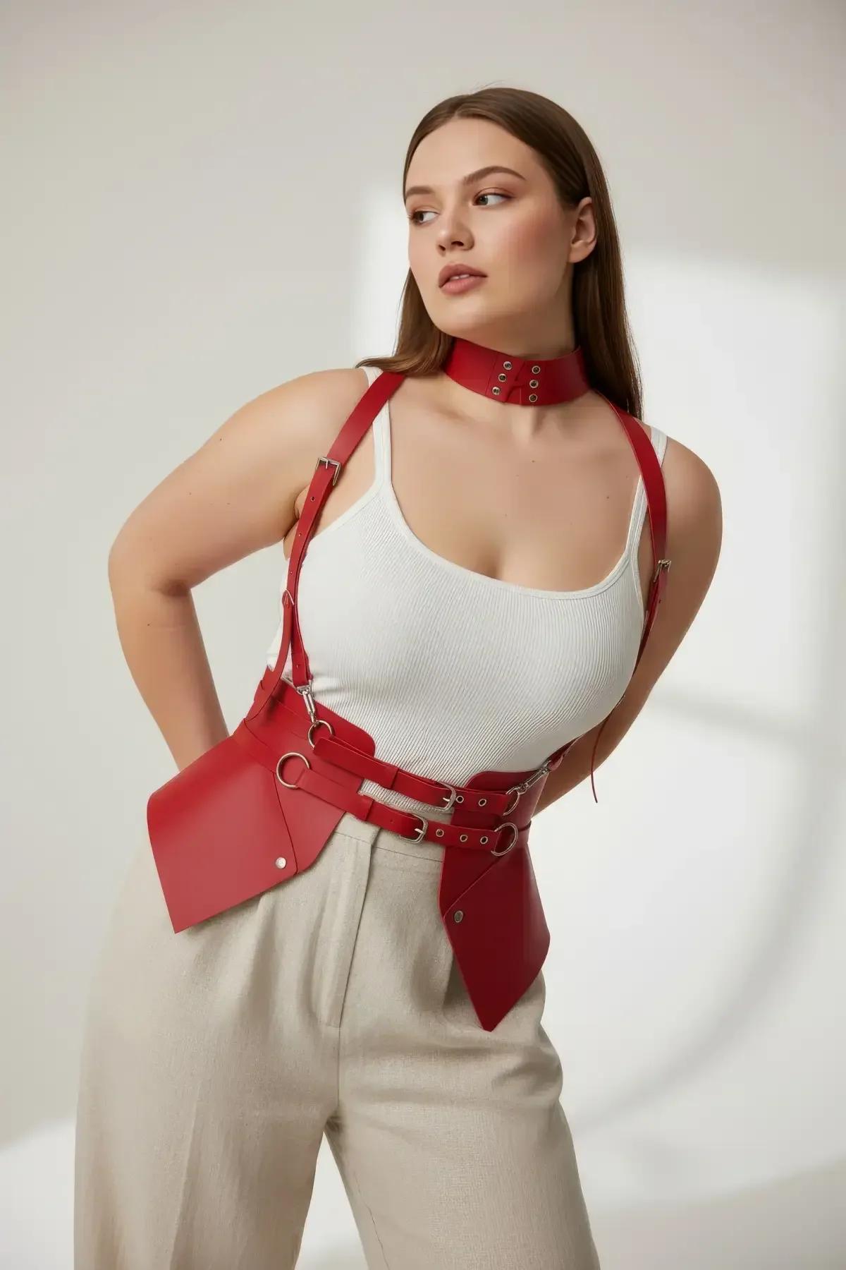 büyük beden kırmızı harness choker bölümü, perçin detaylı boyun bandı