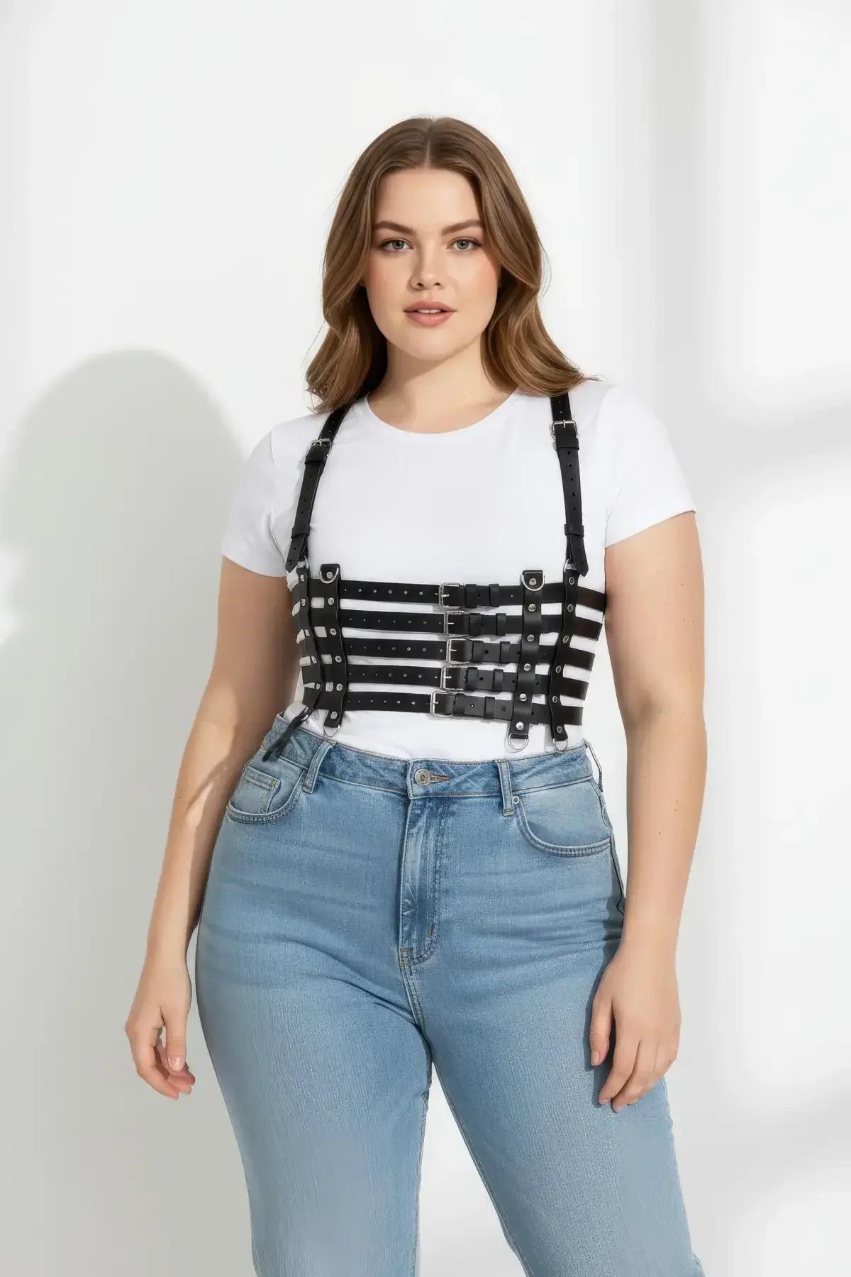 siyah PU deri harness kemer yakın plan; altın-gümüş ton metal toka ve D-halka detayı