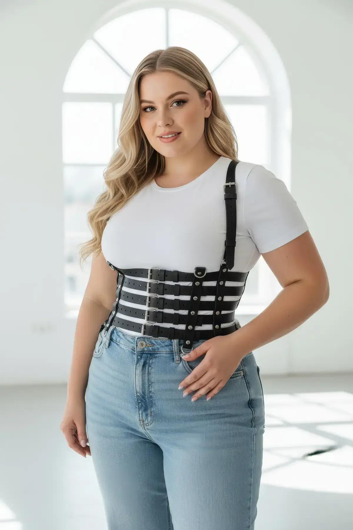 büyük beden harness korse stil; krem fitilli triko ve bej pantolon kombinasyonu kafelerde kullanım
