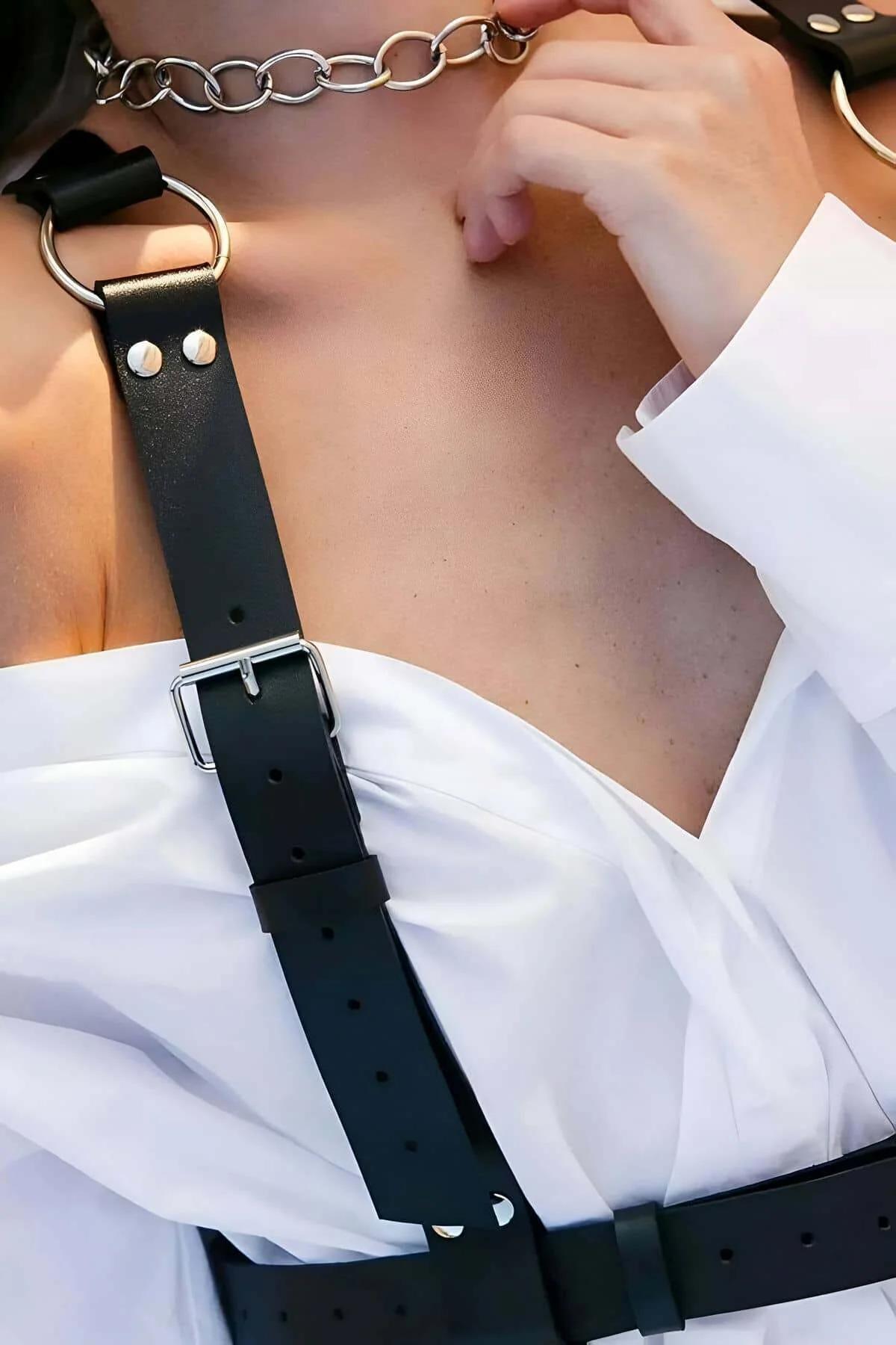siyah PU deri harness kemer gümüş toka detayı yakın çekim
