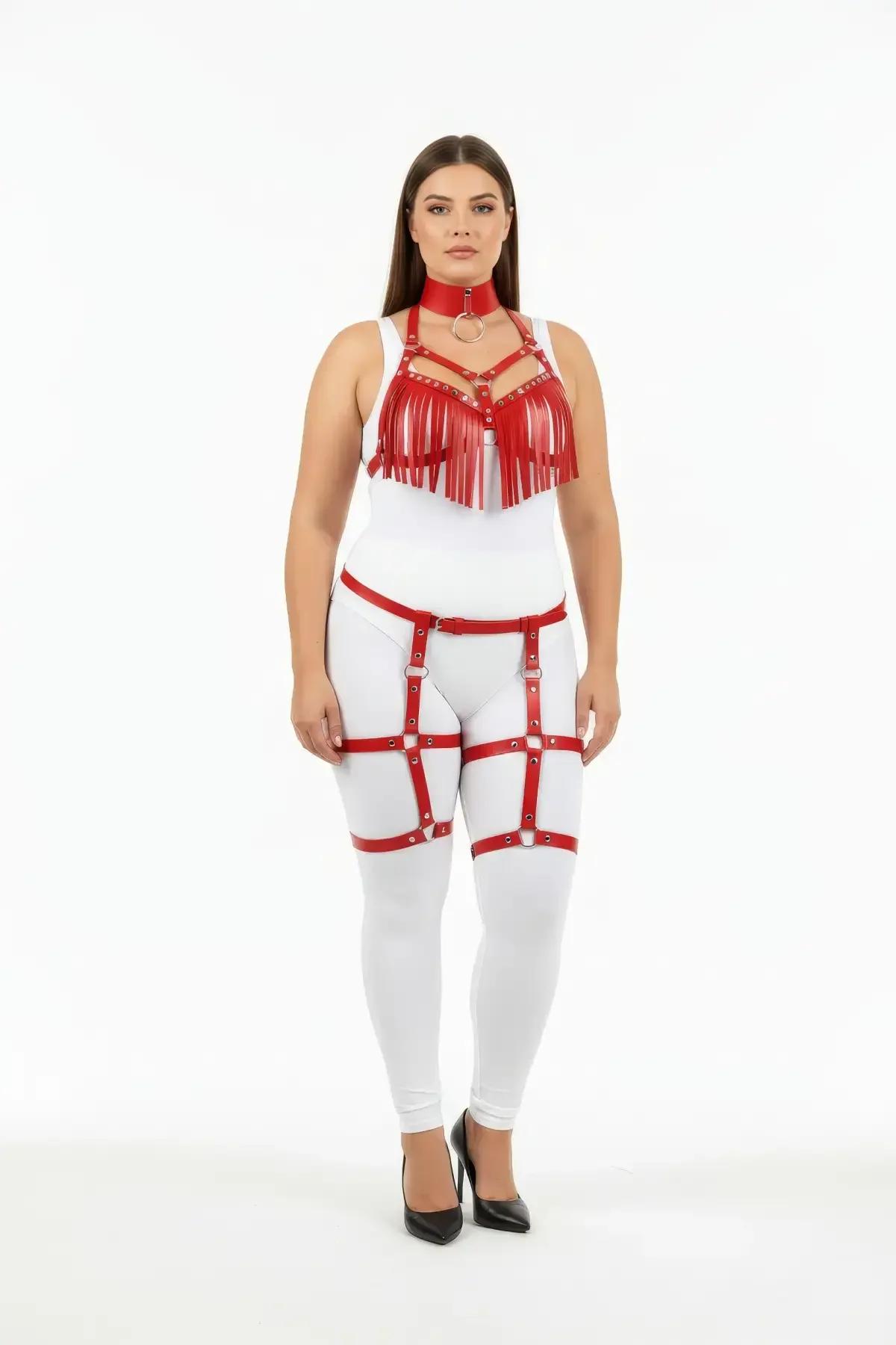 kırmızı deri harness püskül detayı yakın çekim gümüş O-halka choker ve şerit panel