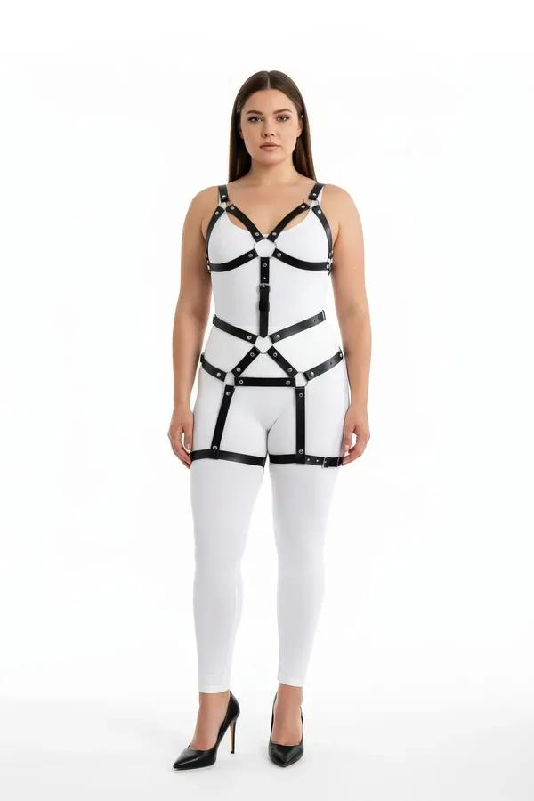 siyah vegan deri büyük beden full body harness takım gümüş metal toka ve uyluk bandı ile tam vücut görünümü