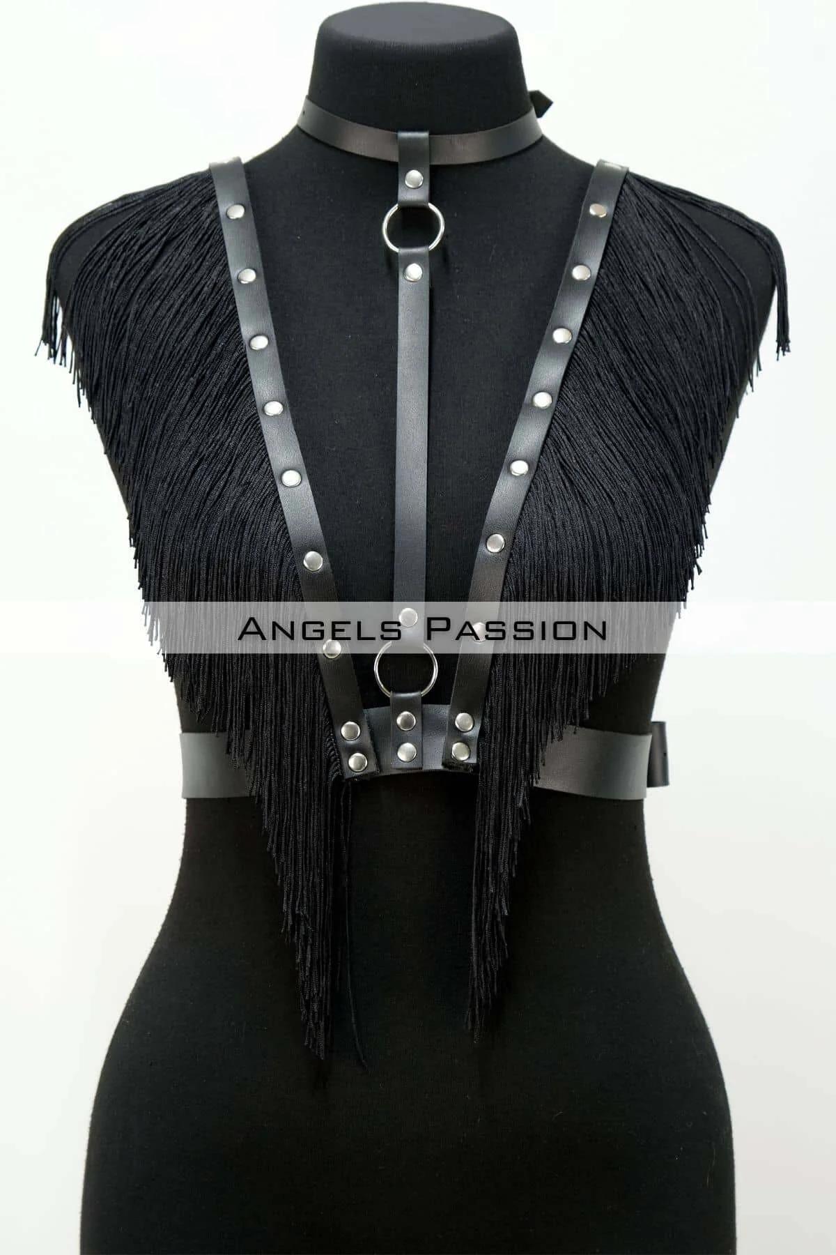 siyah deri choker bandı ve O-ring detaylı göğüs harness yan açı