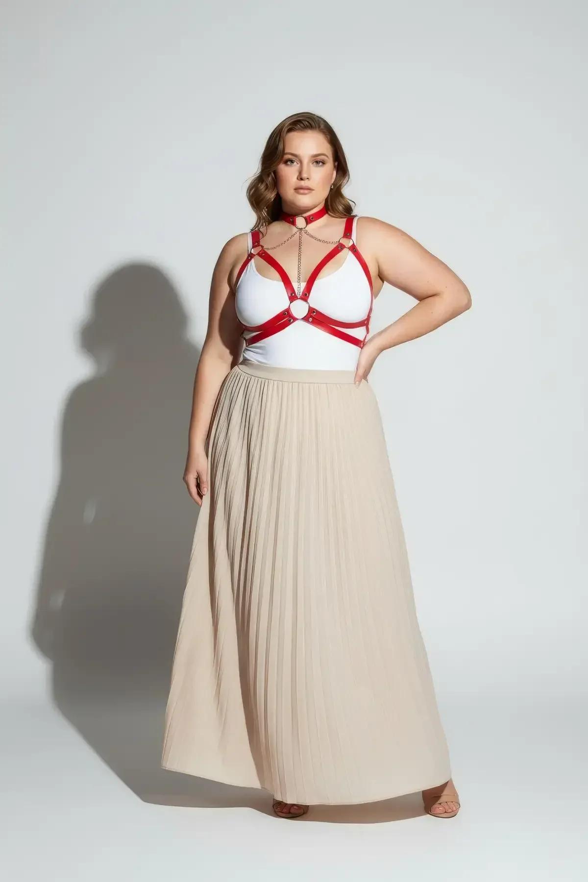 kırmızı choker ve göğüs harness bütünleşik yapı bej etek kombin yan açı