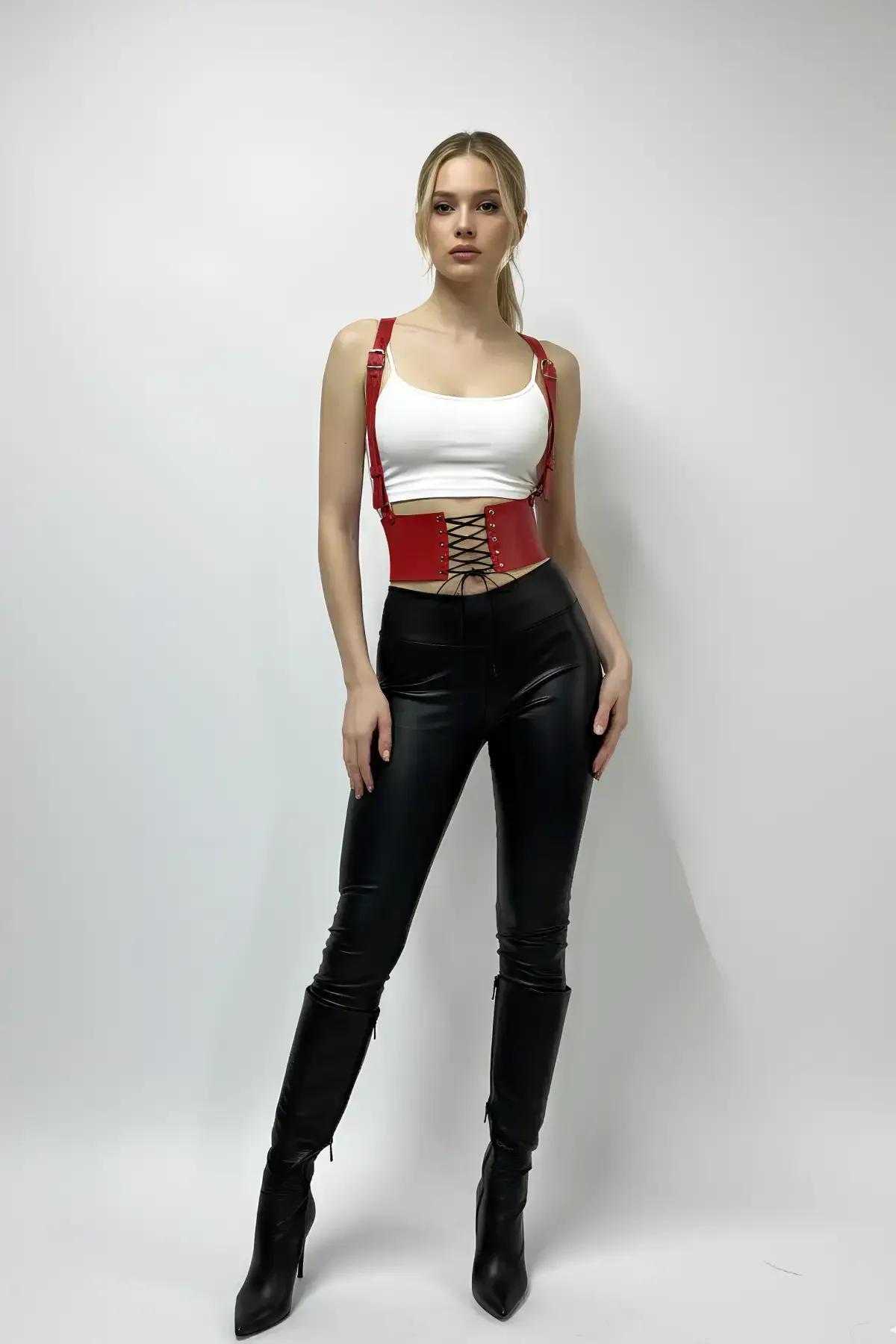 kırmızı faux leather korse omuz askısı gümüş toka ayar detayı yan açı